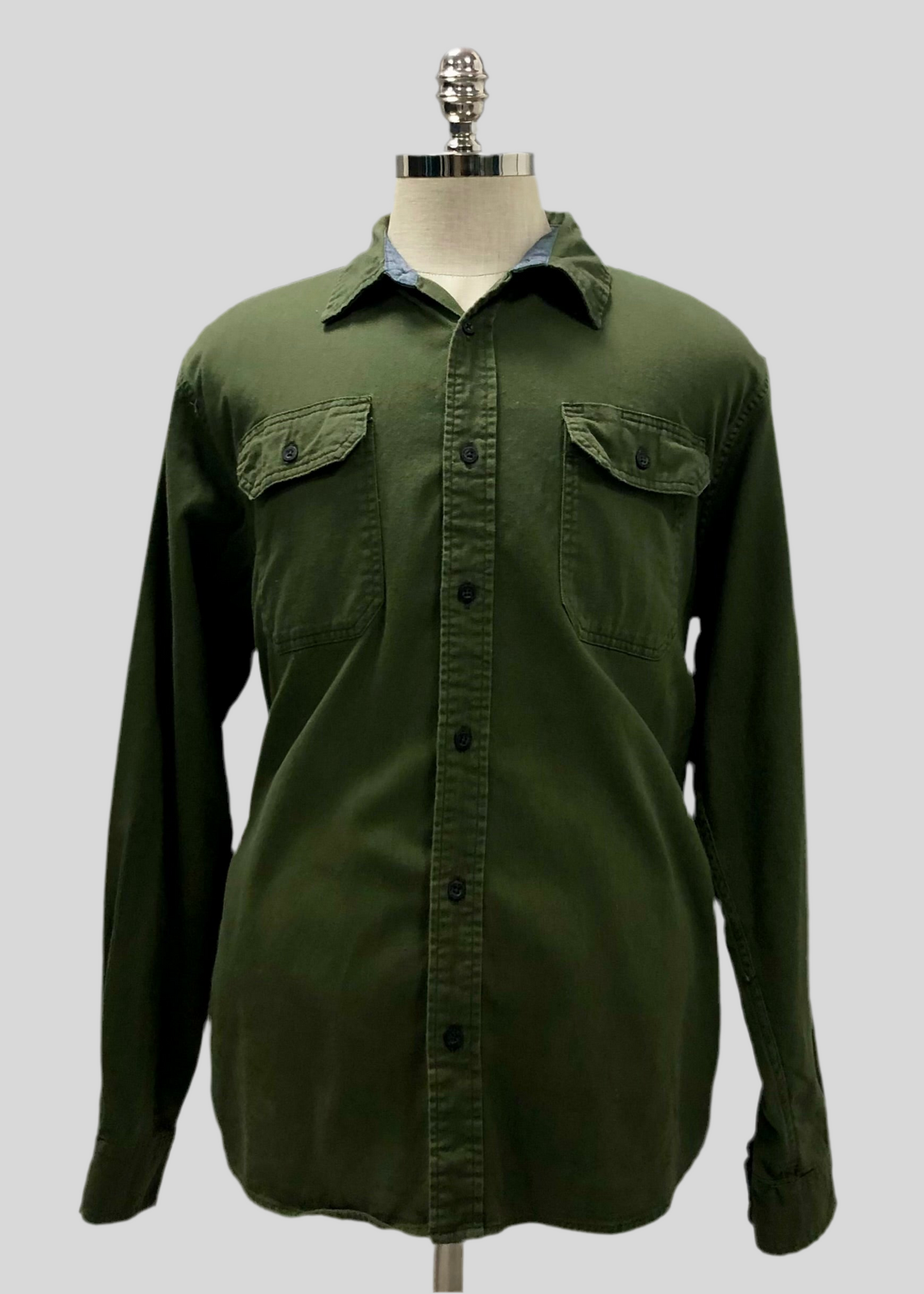 Camisa Wrangler 🐎 Con diseño cargo en color verde oliva Talla L Entalle Regular
