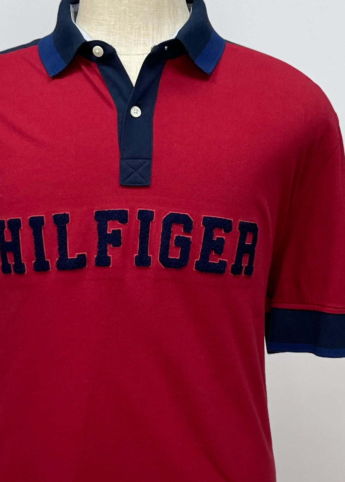 Camiseta Polo Tommy Hilfiger 🇺🇸 color rojo con diseño de logo Talla XL Entalle Custom Fit