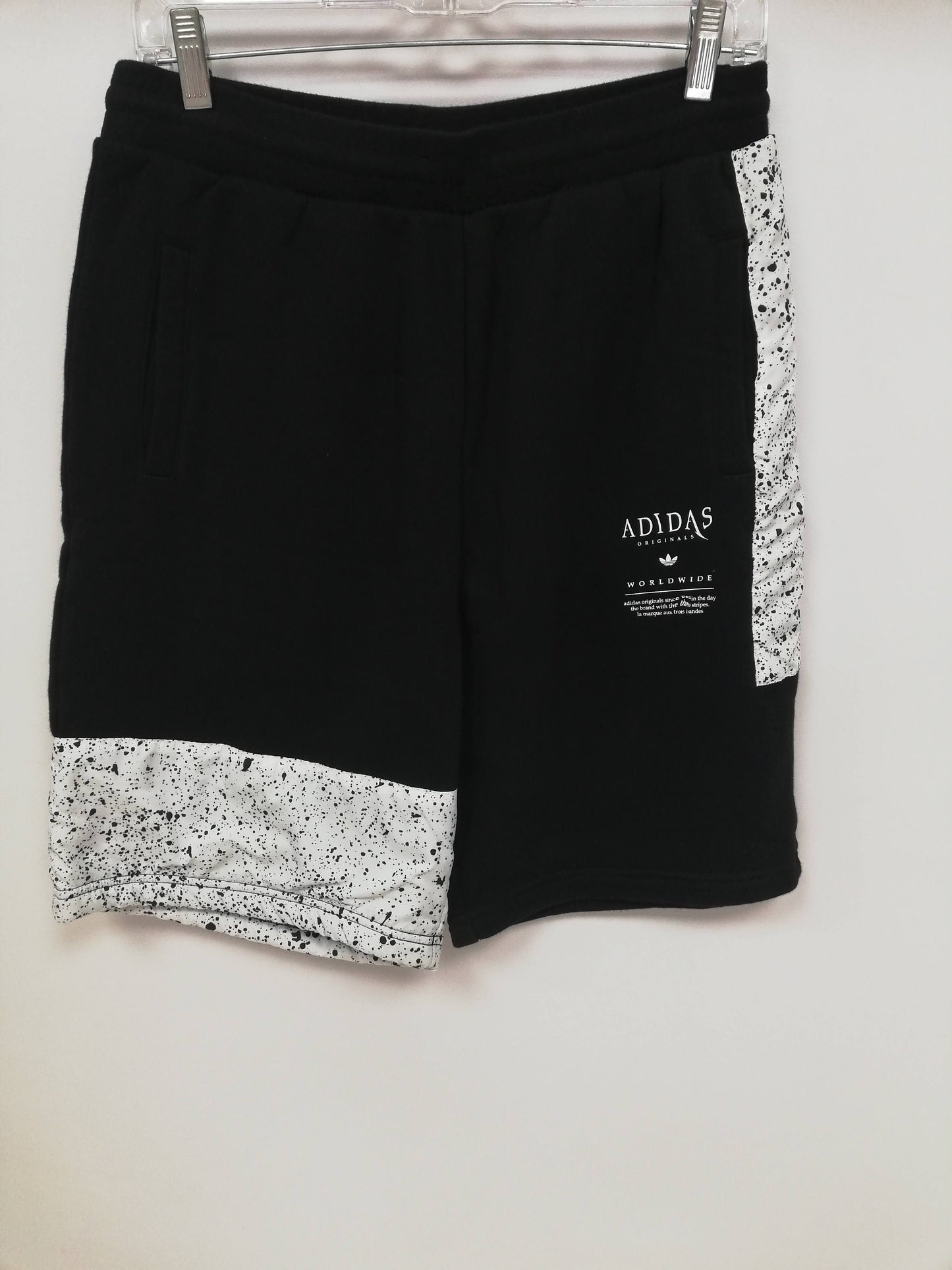 Short Lounge Adidas 🏃🏻‍♂️ color negro con diseño con diseño de grafiti blanco talla S