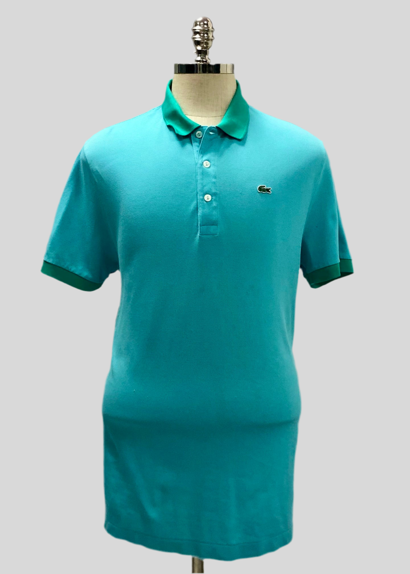 Camiseta Polo Lacoste 🐊 color turquesa con diseño en cuello y manga color verde Talla XL Entalle Regular (ver descripción)