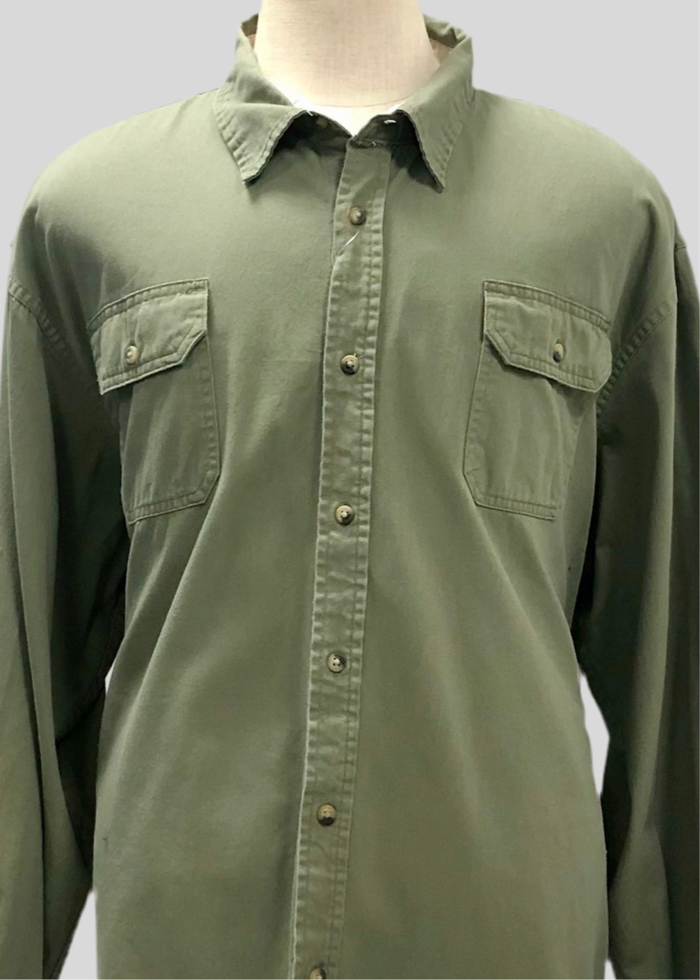 Camisa Wrangler 🐎 Con diseño cargo en color verde oliva claro Talla 3XL Entalle Regular