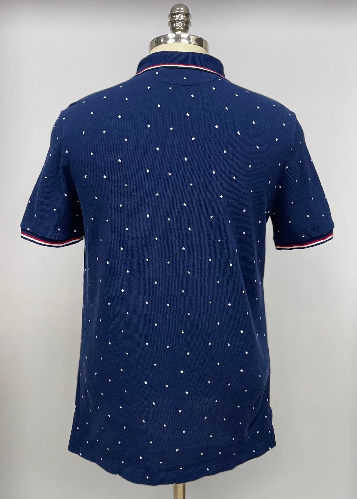 Camiseta Polo Ralph Lauren 🏇🏼 Color azul navy con diseño de estrellas en color blanco Talla M Entalle Clásico