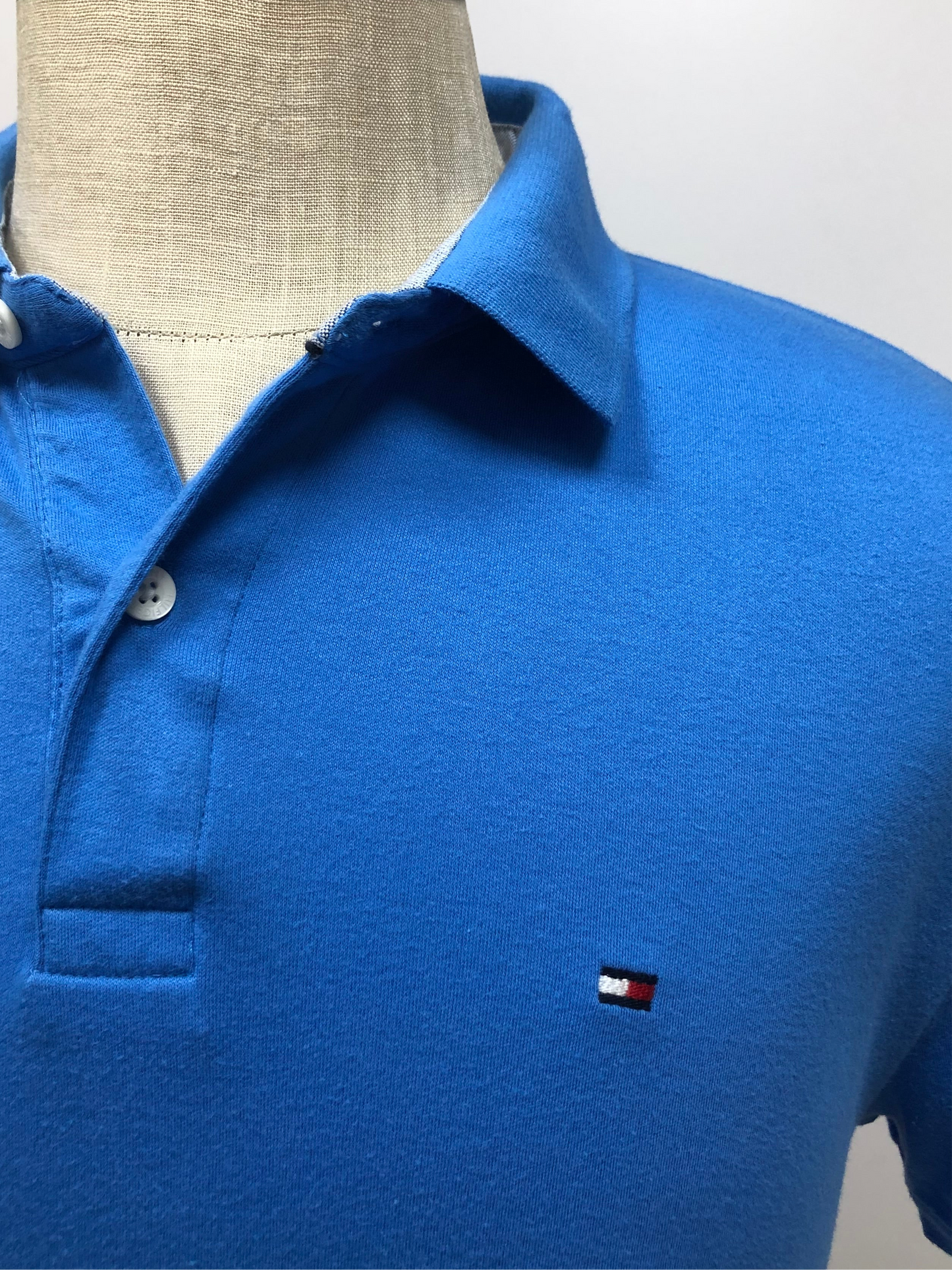 Camiseta Polo Tommy Hilfiger 🇺🇸 color azul Talla L Entalle Custom Fit (ver descripción)
