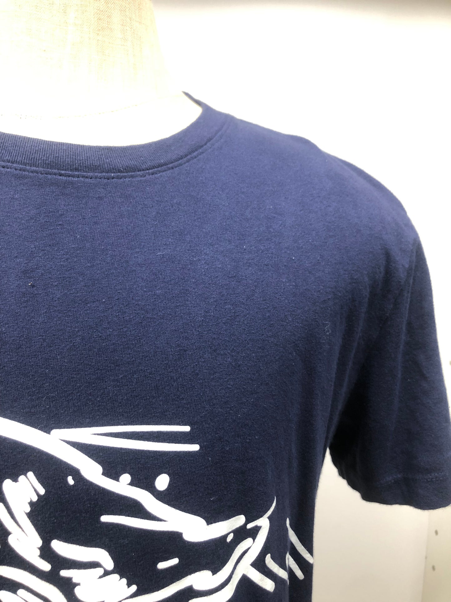 Camiseta cuello redondo Puma 🐆 color azul navy con el logo Puma Head en blanco Talla L