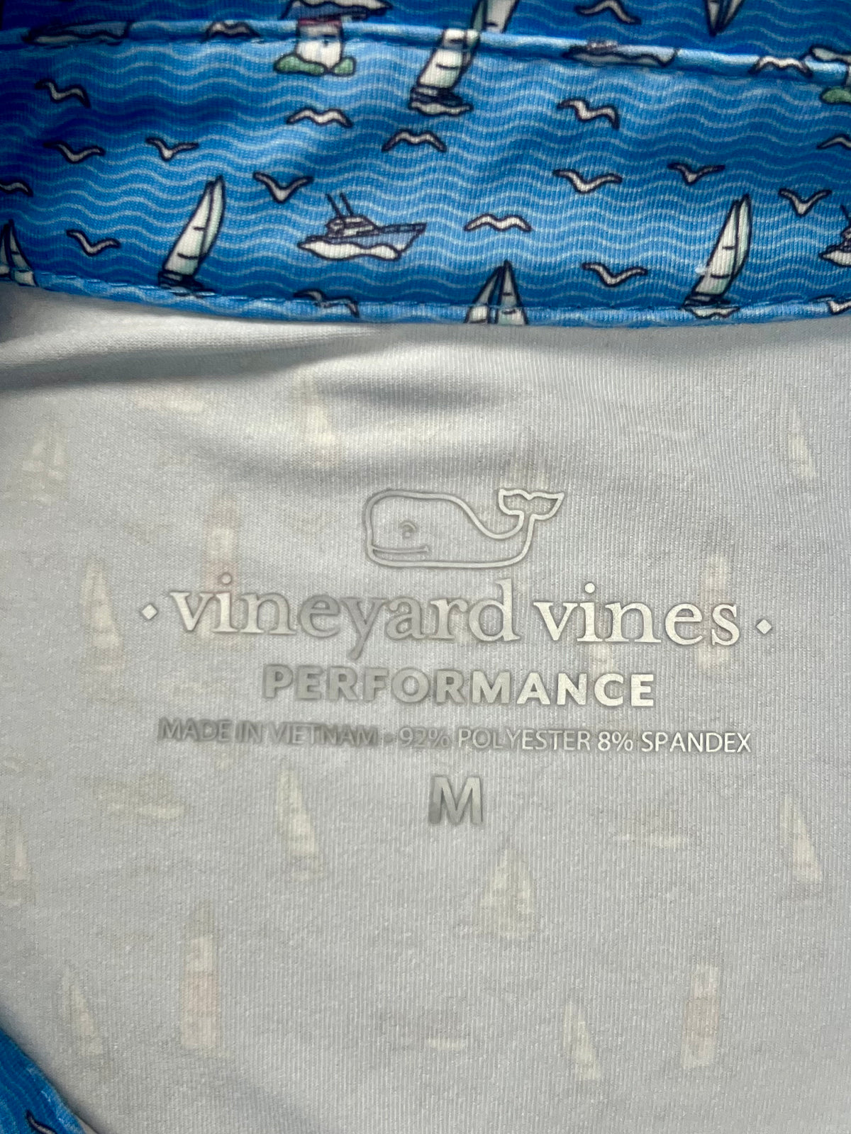 Camiseta Polo Vineyard Vines 🐳 Performance color celeste con diseño marino Talla M Entalle Regular