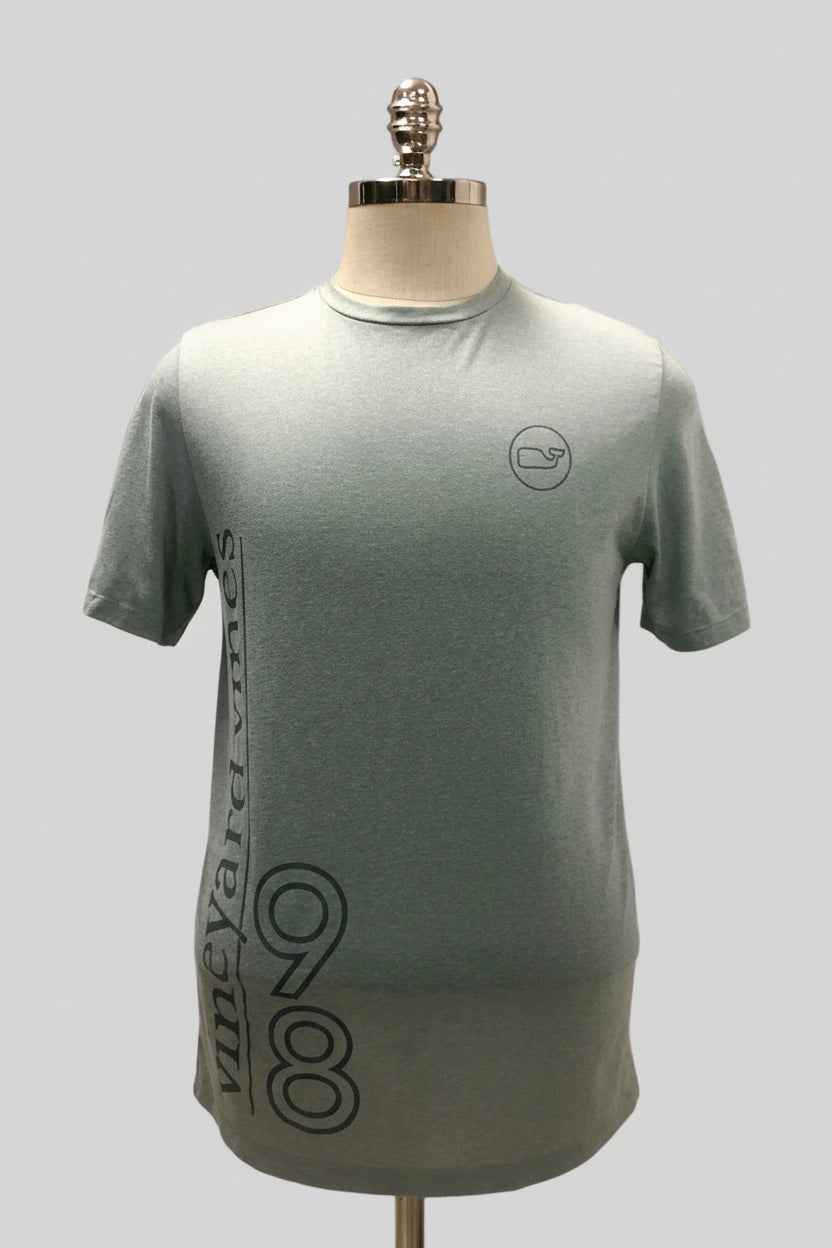 Camiseta cuello redondo Vineyard Vines 🐳 Performance color gris claro con Diseño de ballena Talla S
