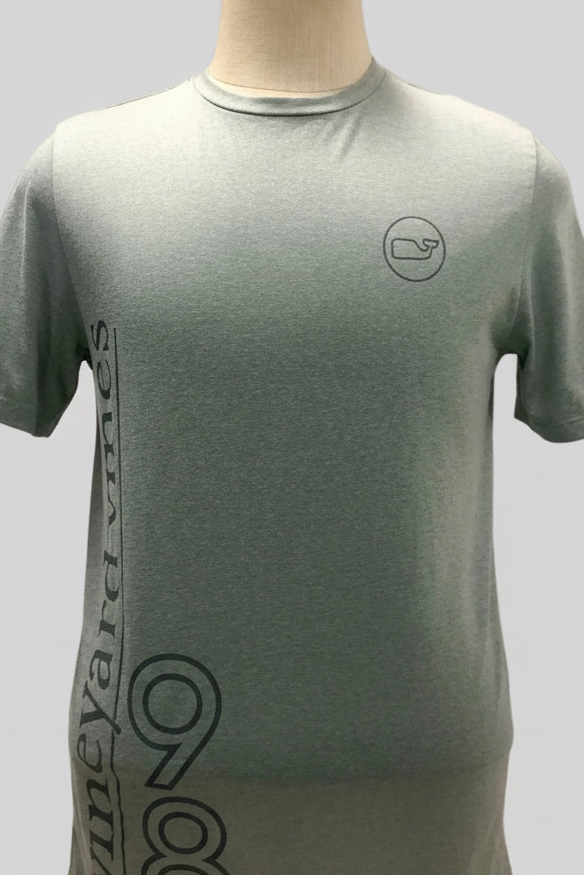 Camiseta cuello redondo Vineyard Vines 🐳 Performance color gris claro con Diseño de ballena Talla S