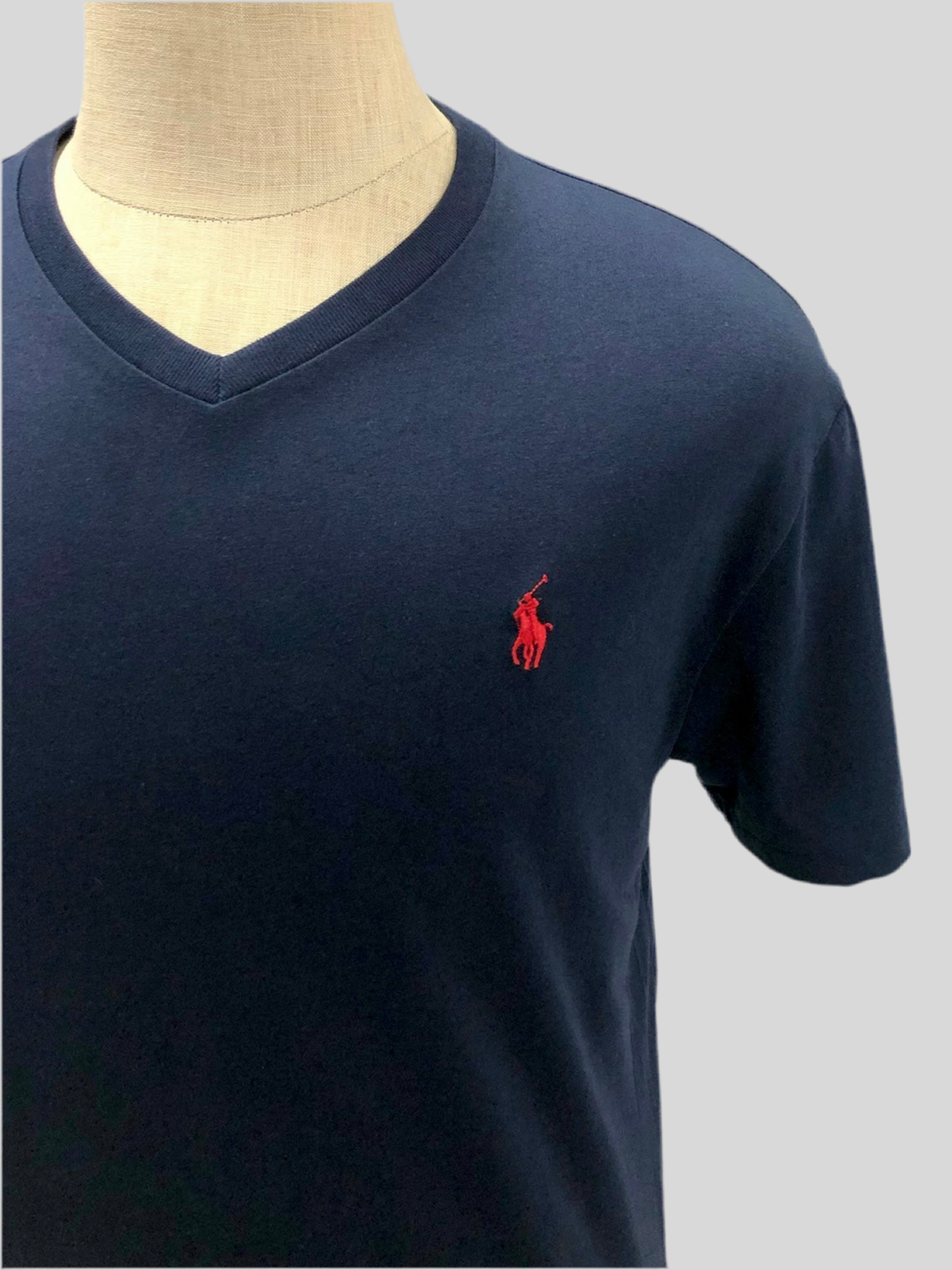 Camiseta cuello V Polo Ralph Lauren 🏇🏼 color azul navy con logo en rojo Talla Medium Entalle Clásico
