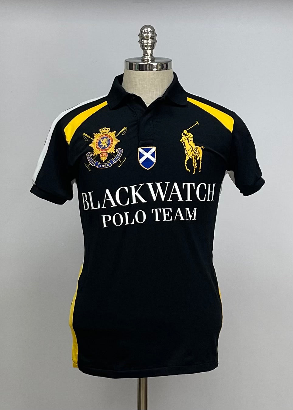 Camiseta Polo Ralph Lauren 🏇🏼 color negro con diseño Blackwatch Polo y con logo en amarillo Talla S Custom Fit