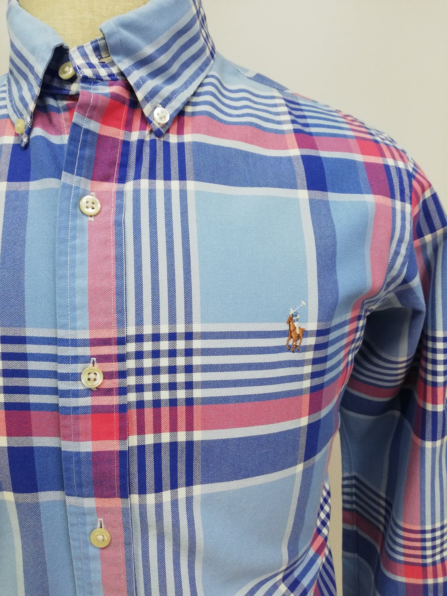Camisa Polo Ralph Lauren 🏇🏼 Oxford con patron de cuadros tartán en color celeste, azul y rosado Talla M Entalle Clásico (ver descripción)