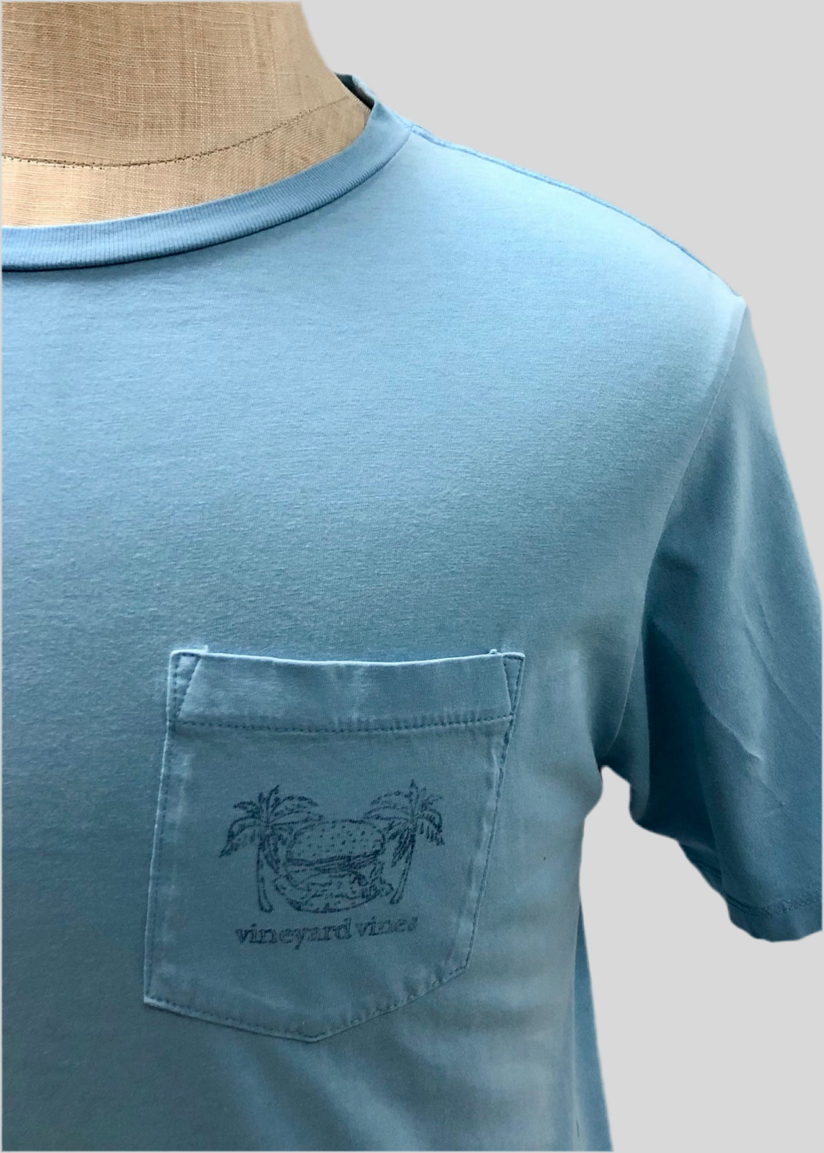 Camiseta cuello redondo Vineyard Vines 🐳 color celeste claro con Diseño de Ballena Hamburguesa Talla Medium