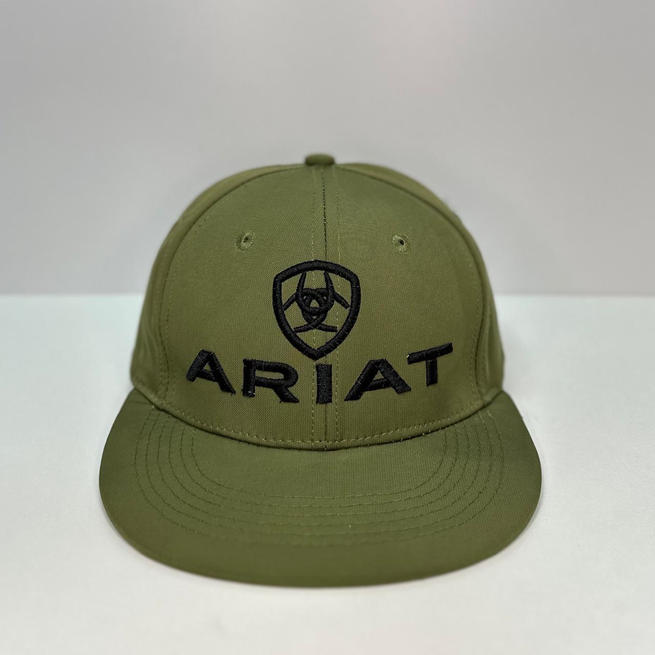 Gorra plana Ariat 🐂 color verde militar y logo bordado en color negro (ver descripción)