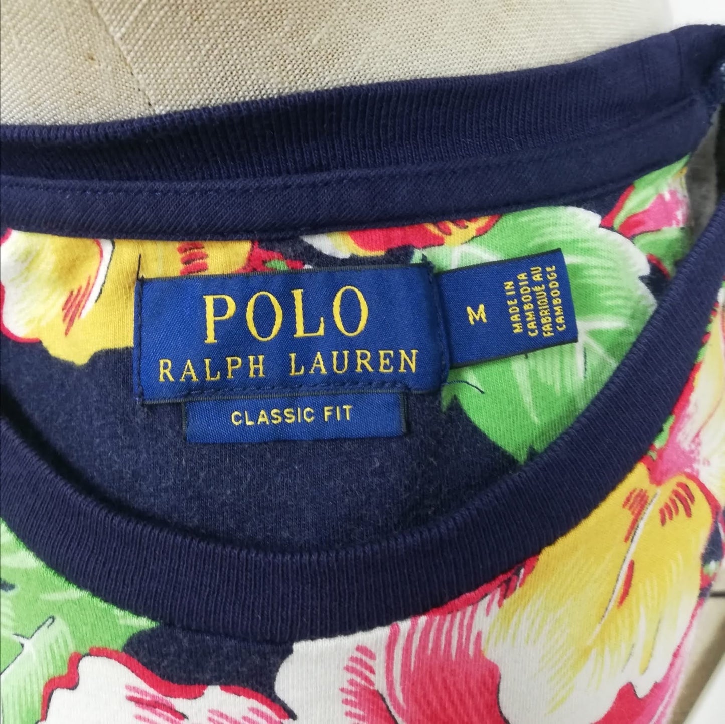 Camiseta cuello redondo Polo Ralph Lauren 🏇🏼 color azul oscuro con diseño floral Talla M Entalle Clásico