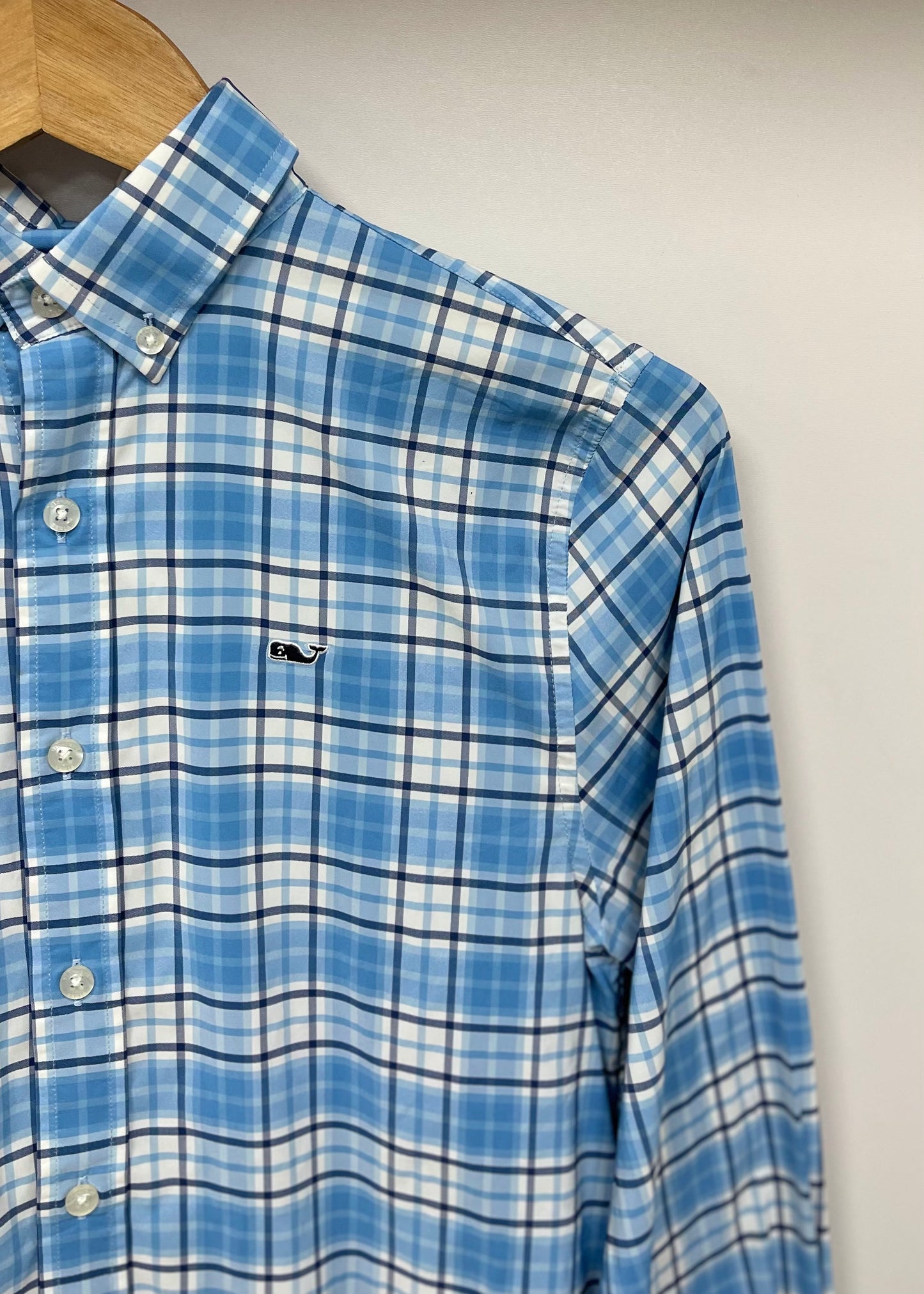 Camisa de niño Vineyard Vines 🐳 con patrón de cuadros en color celeste, azul y blanco Talla M de niño Entalle Regular