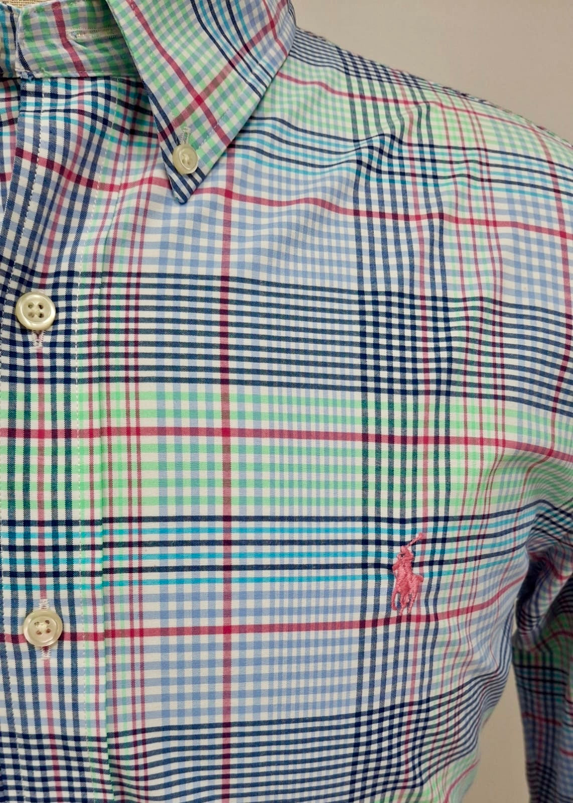 Camisa Polo Ralph Lauren 🏇🏼 con patrón de cuadros celeste, azul, rojo y verde Talla L Entalle Clásico