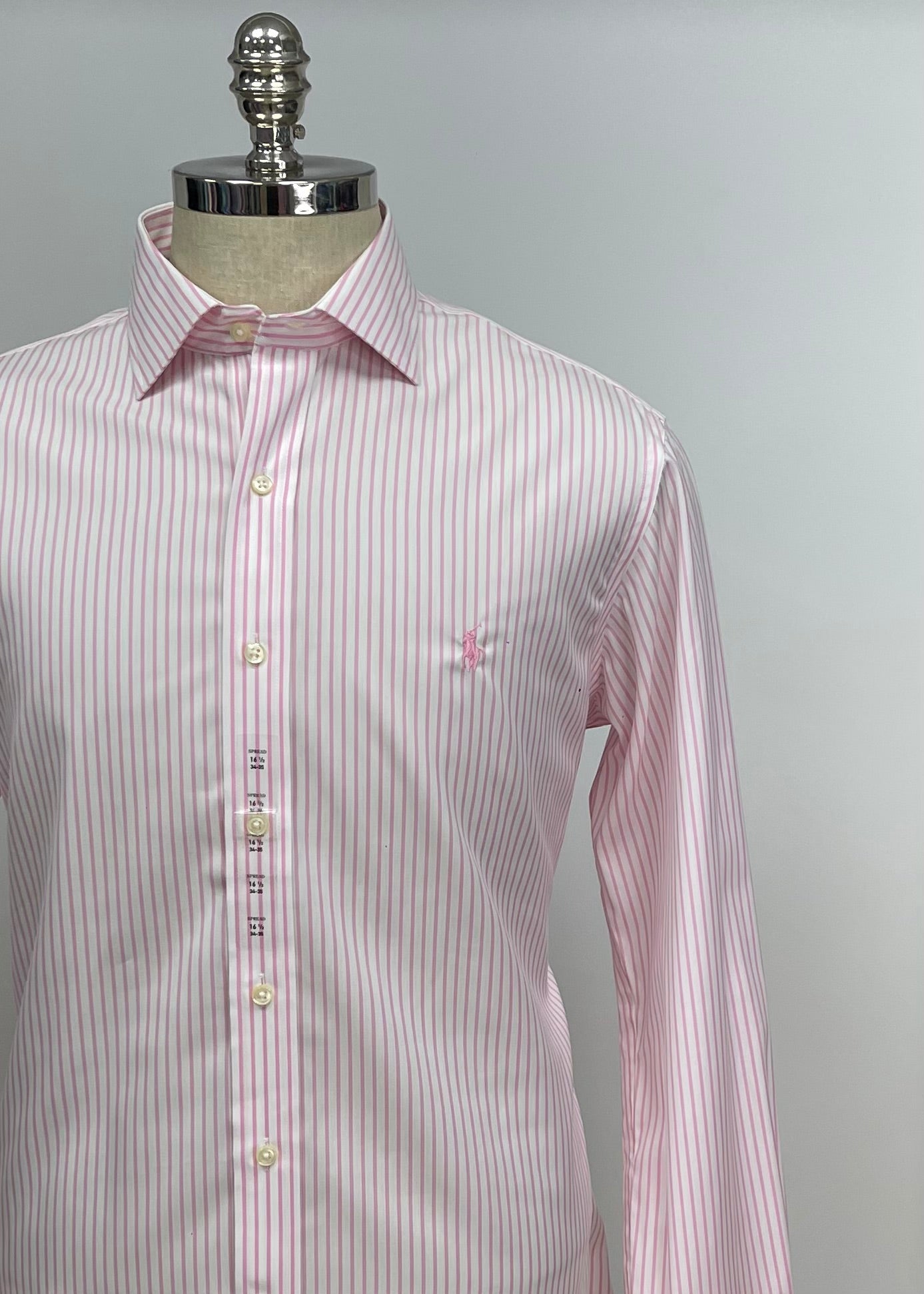 Camisa Polo Ralph Lauren 🏇🏼 color blanco con patron de rayas finas en color rosado Talla L Entalle Regular