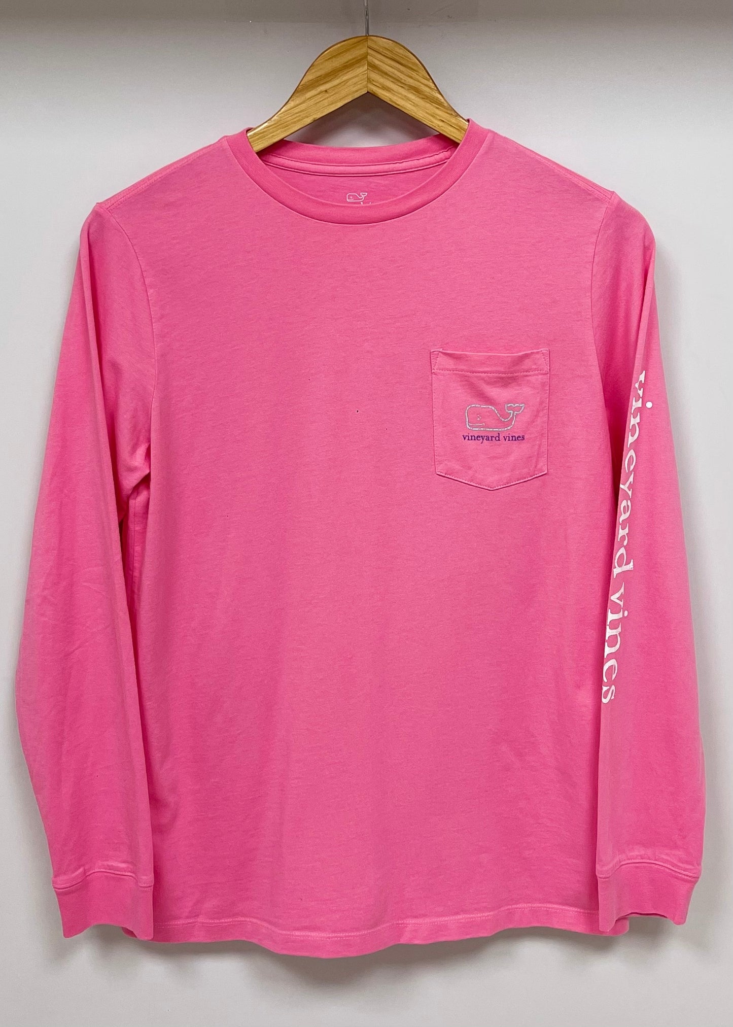 Camiseta de niña Vineyard Vines 🐳 color rosado intenso con Diseño de ballena en celeste Talla L