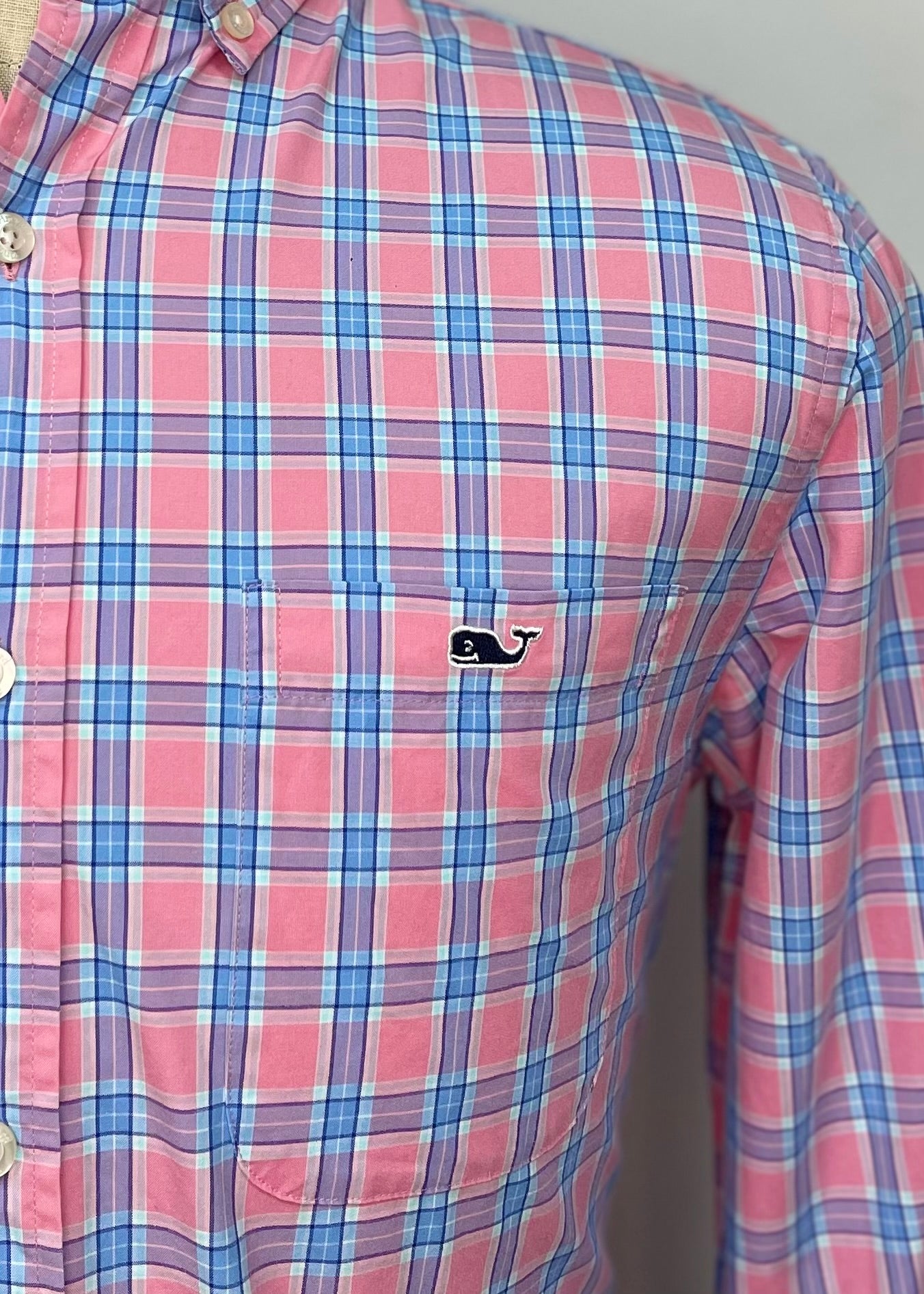 Camisa de botones Vineyard Vines 🐳 color rosado de cuadros en color azul y celeste Talla S Entalle Clásico