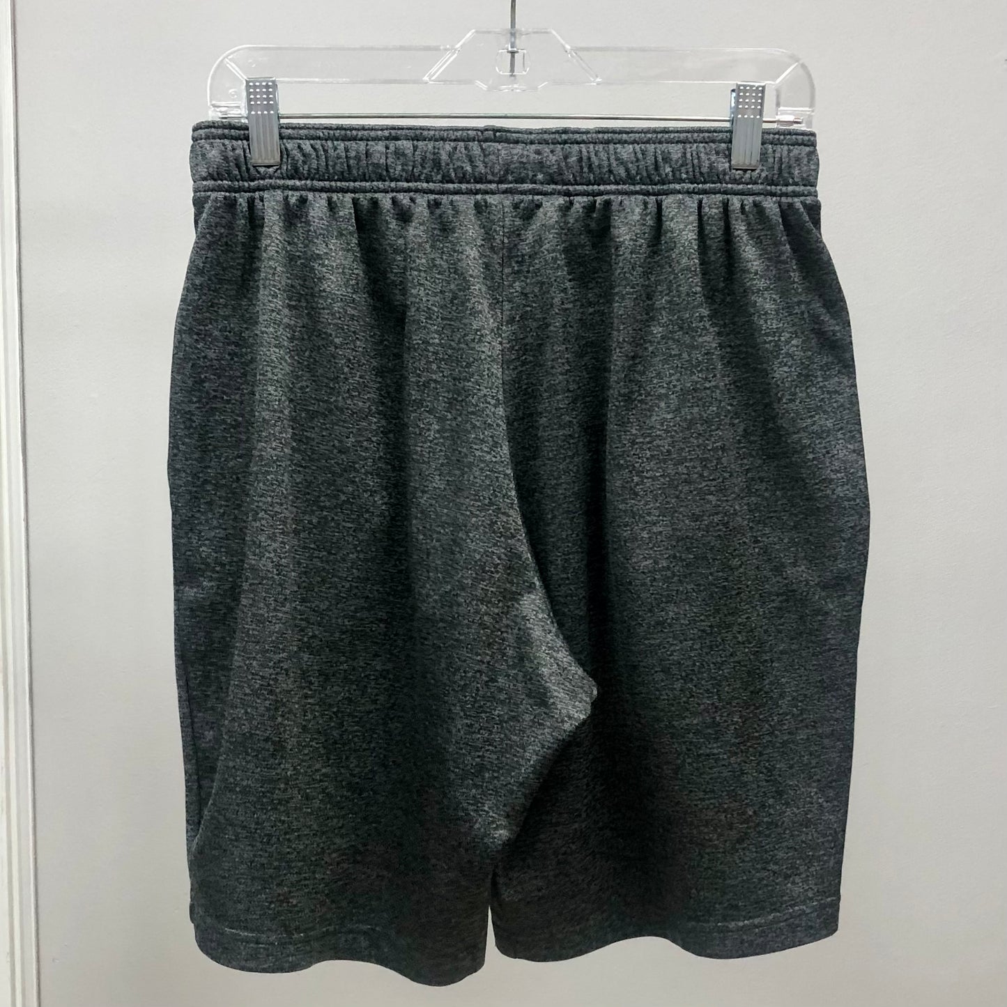 Short Lounge Adidas 🏃🏻‍♂️ color gris oscuro y logo en blanco Talla L