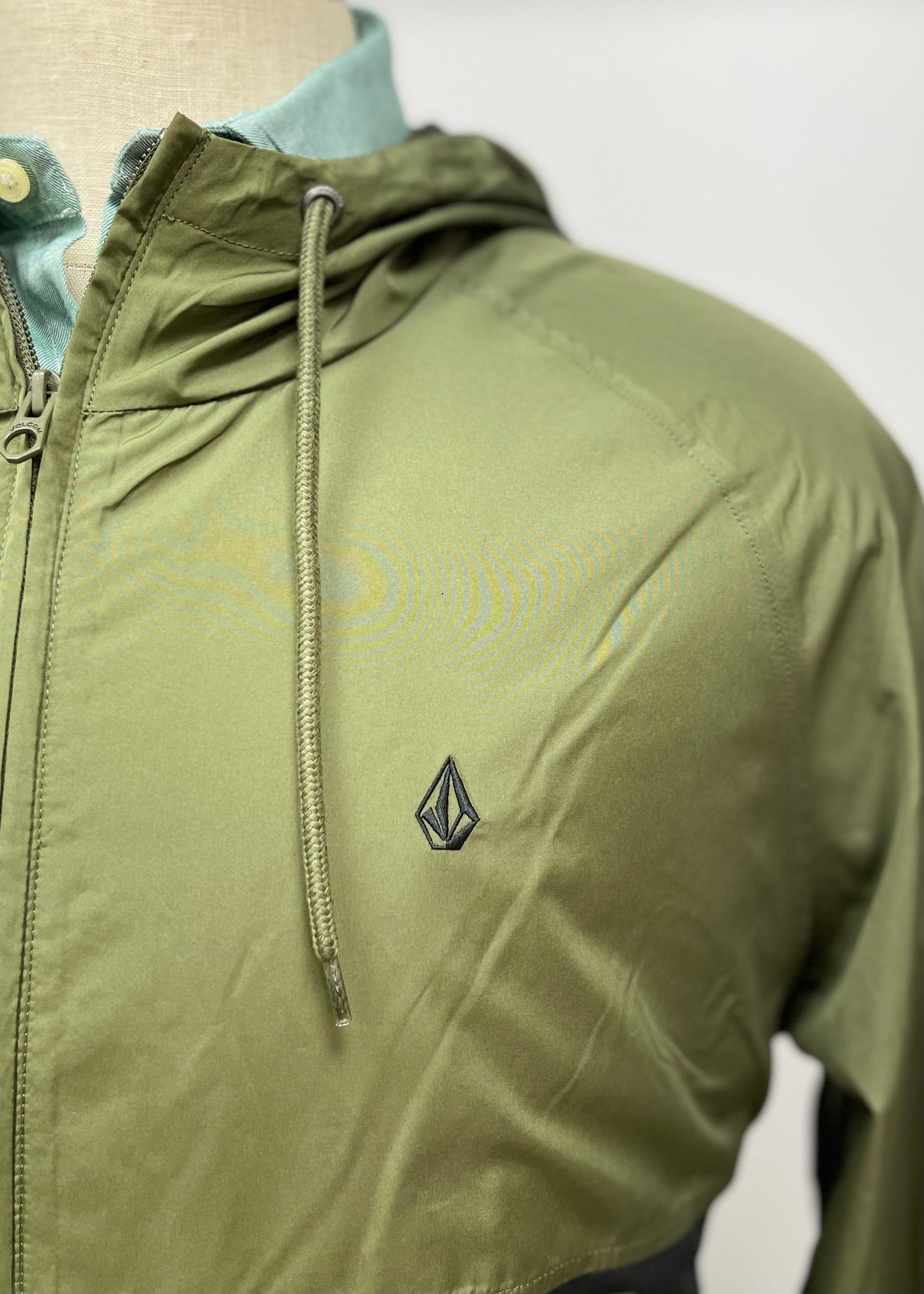 Jacket Volcom 🛹 color verde olivo y negro con zíper completo y logo en color gris claro Talla XL