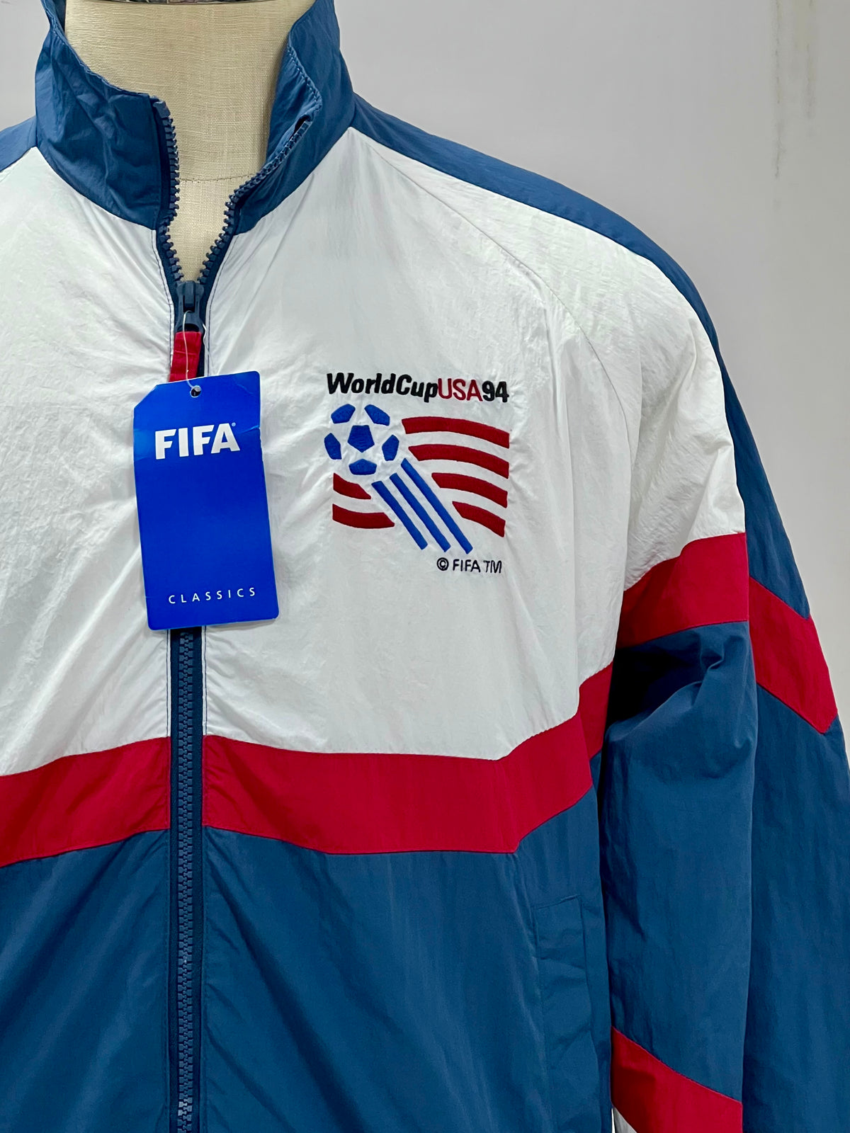 Jacket con capucha Fifa Word Cup 94 ⚽️ Estilo Retro color azul, rojo y blanco con zíper completo Talla XS