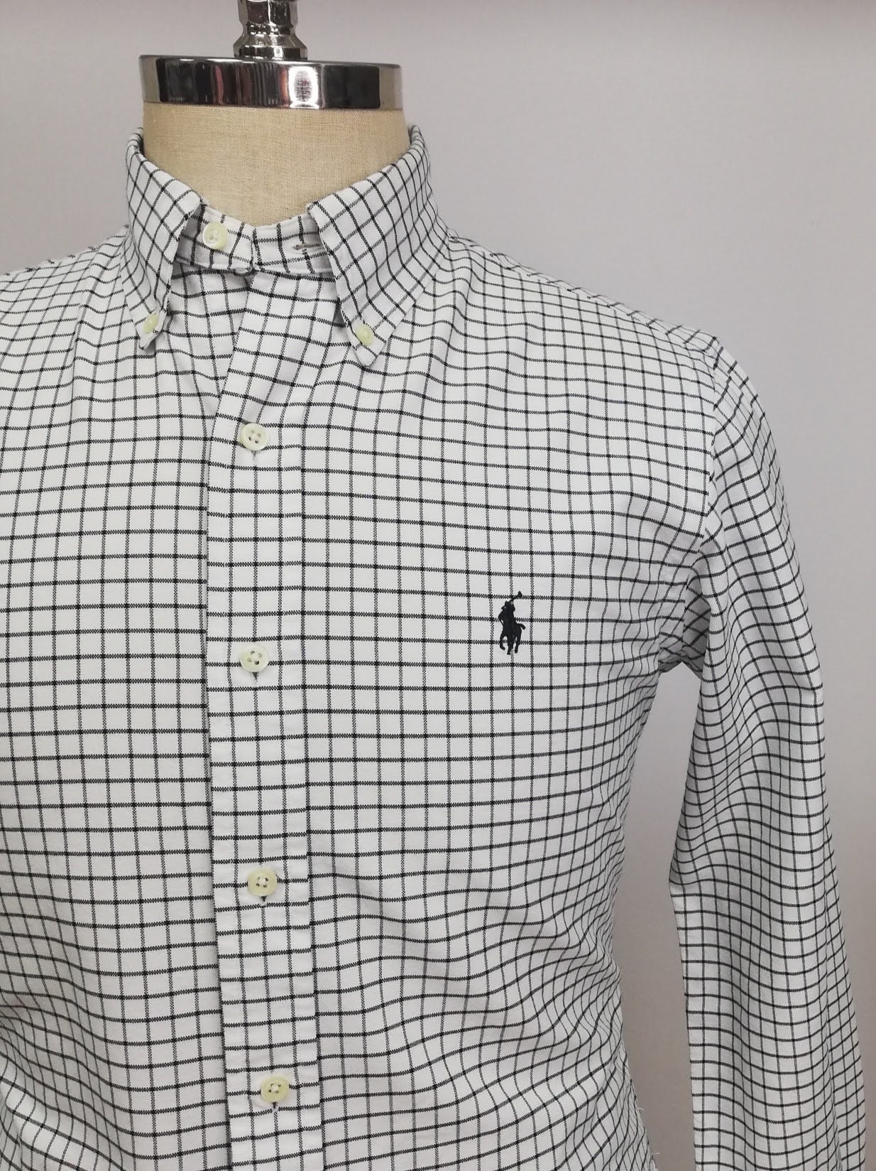Camisa Polo Ralph Lauren 🏇🏼 color blanco con patrón de cuadros en color negro Talla M Entalle Regular (ver descripción)