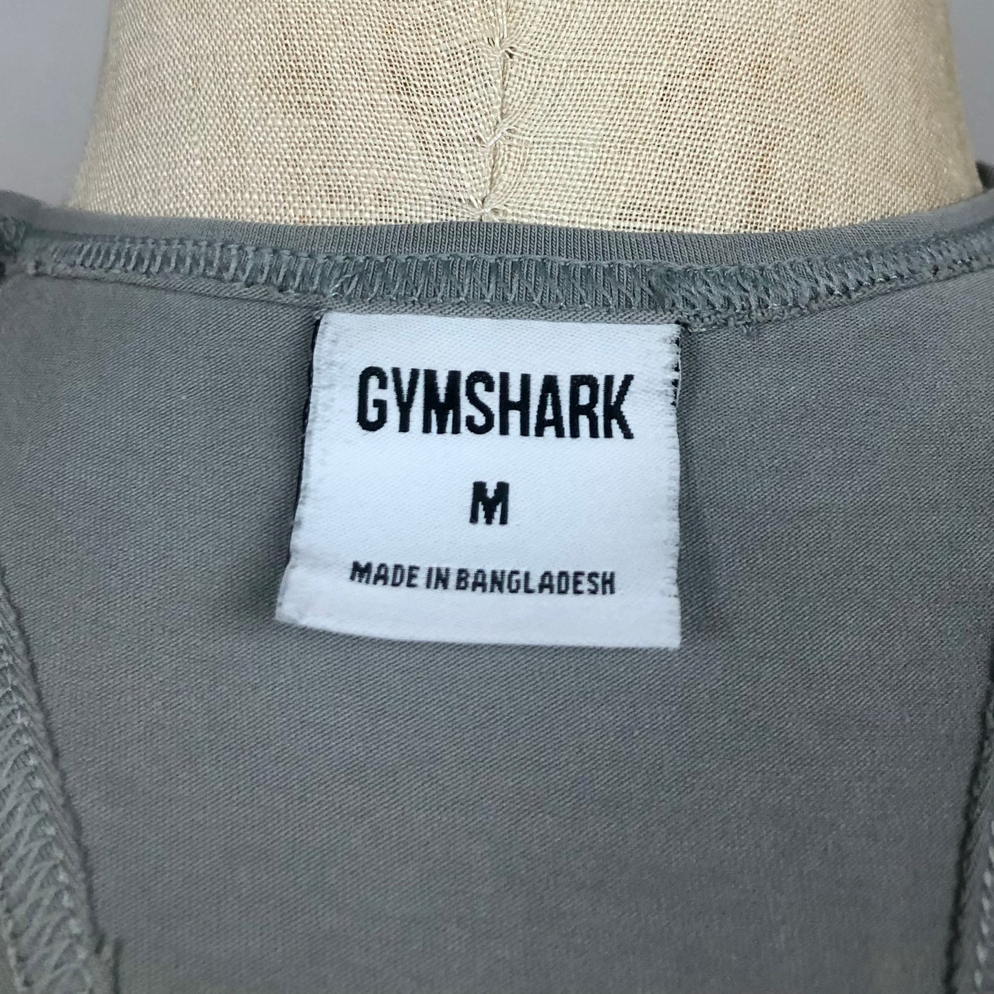 Camiseta de entrenamiento sin mangas Gymshark 🏋🏽 color gris y logo en negro Talla M