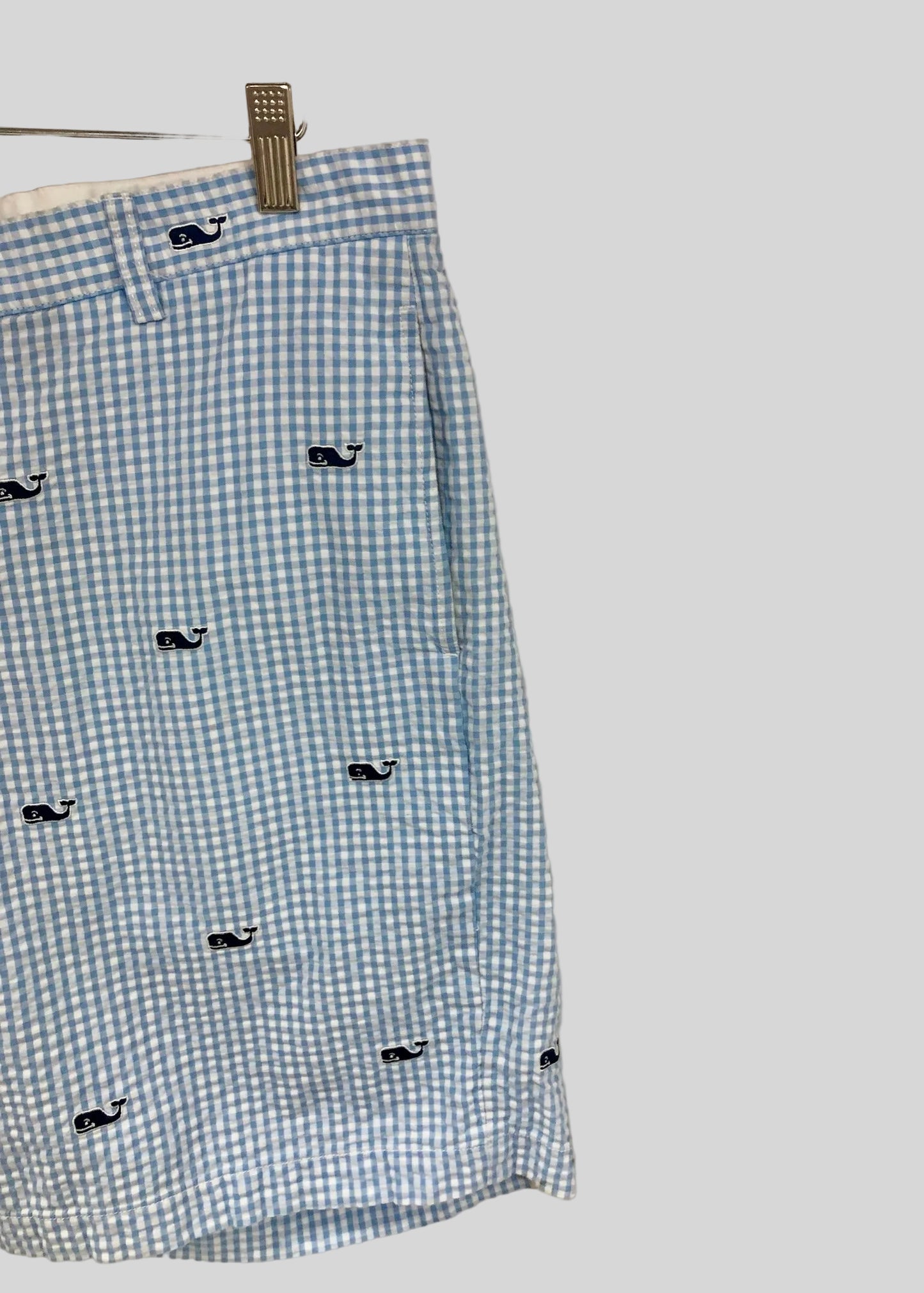 Short Casual Vineyard Vines 🐳 Seersucker con diseño de logos y cuadros celeste y blancos talla 34