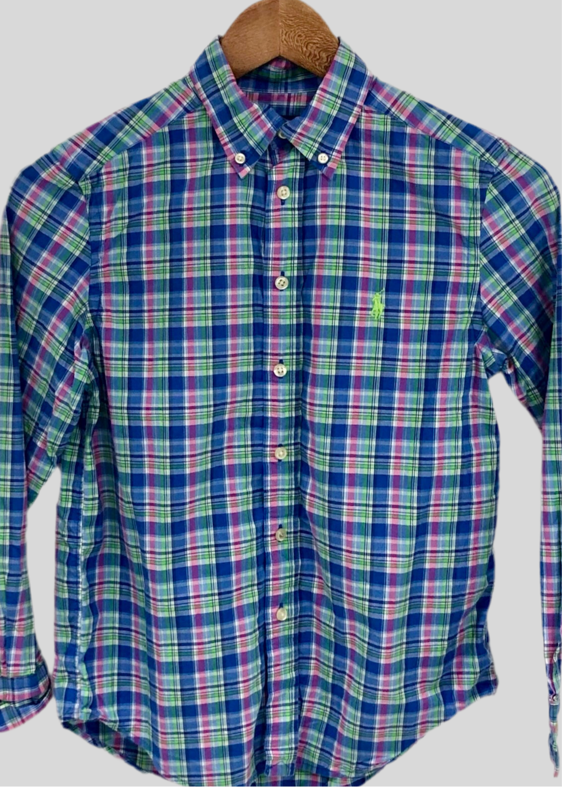 Camisa Polo Ralph Lauren 🏇🏼 con patron de cuadros en azul, verde y rosado Talla M (10-12) de niño Entalle Regular