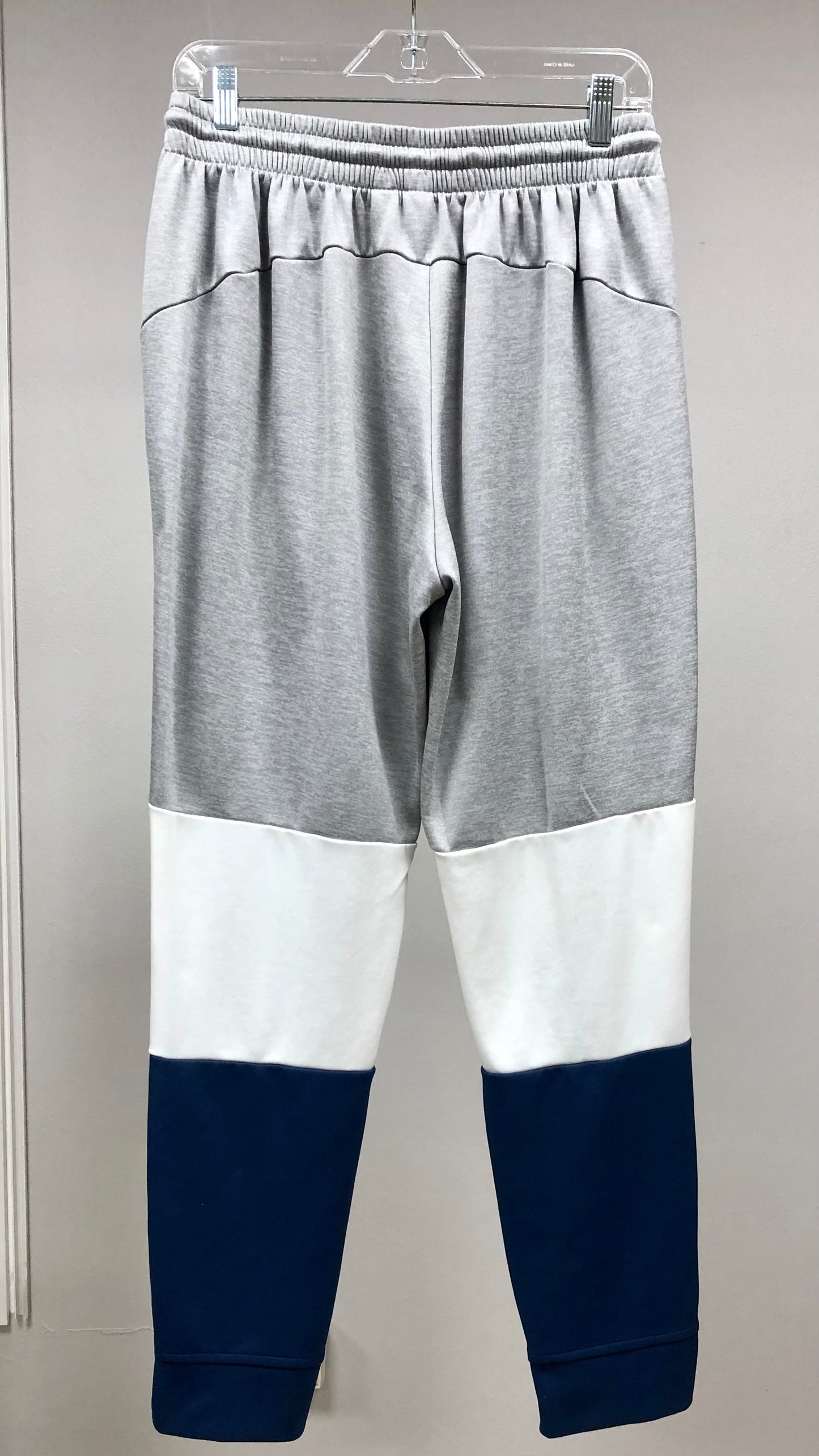 Pantalon Jogger marca Adidas 🏃🏻‍♂️ en color azul con franjas en color gris y blanco Talla L