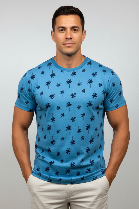 Camiseta cuello Redondo Denim & Flower 🇺🇸 color celeste con diseño de palmeras en color negro Talla M