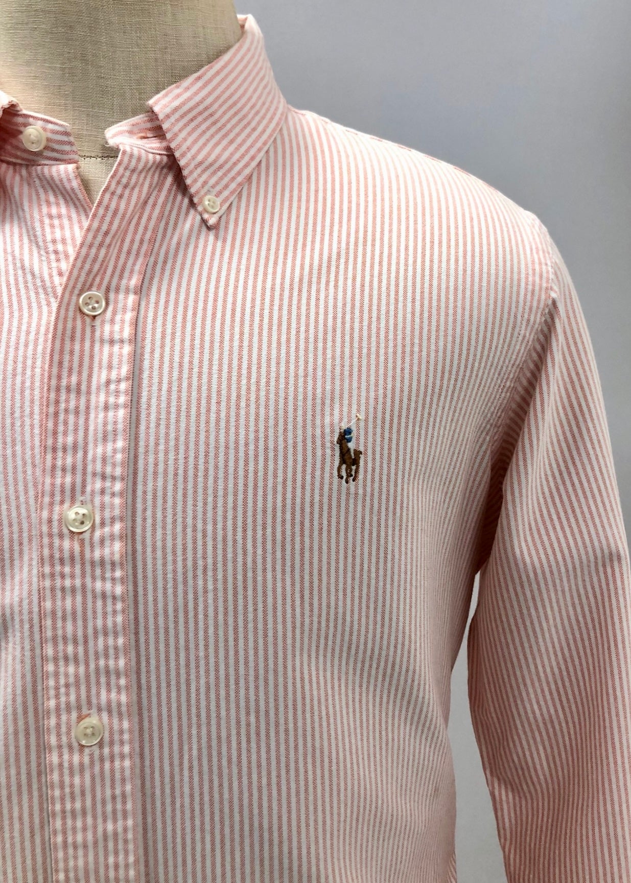 Camisa Polo Ralph Lauren 🏇🏼 Oxford de rayas en color salmón y blanco Talla L Entalle Regular