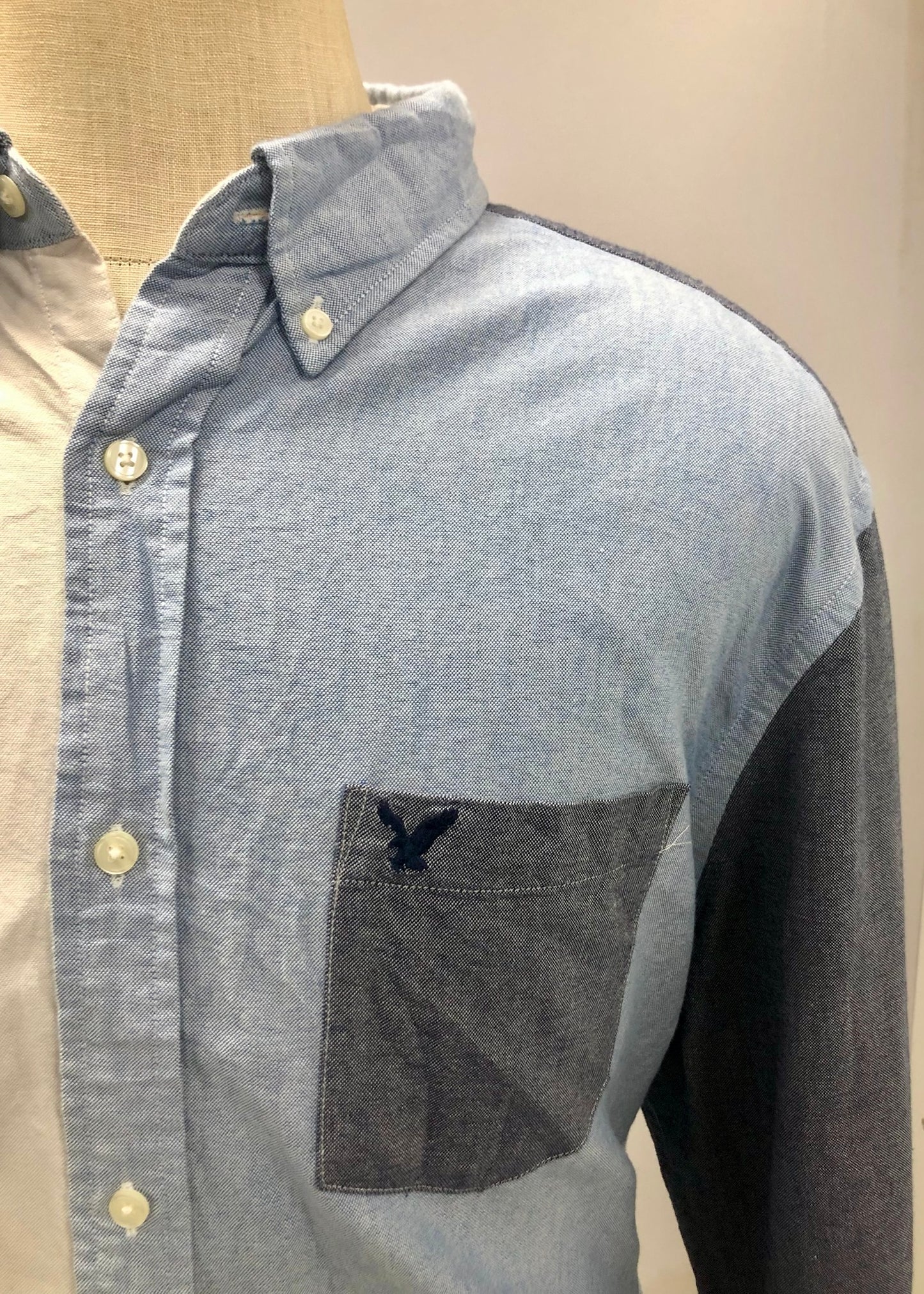Camisa de botones American Eagle 🦅 de franjas en color blanco, celeste y gris oscuro Talla XXL Entalle Clásico