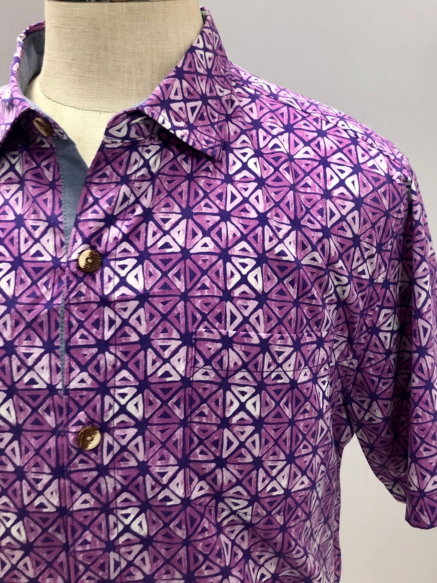 Camisa de botones Tommy Bahama 🌴 con diseño de triptico en morado y blanco Talla L Entalle Regular