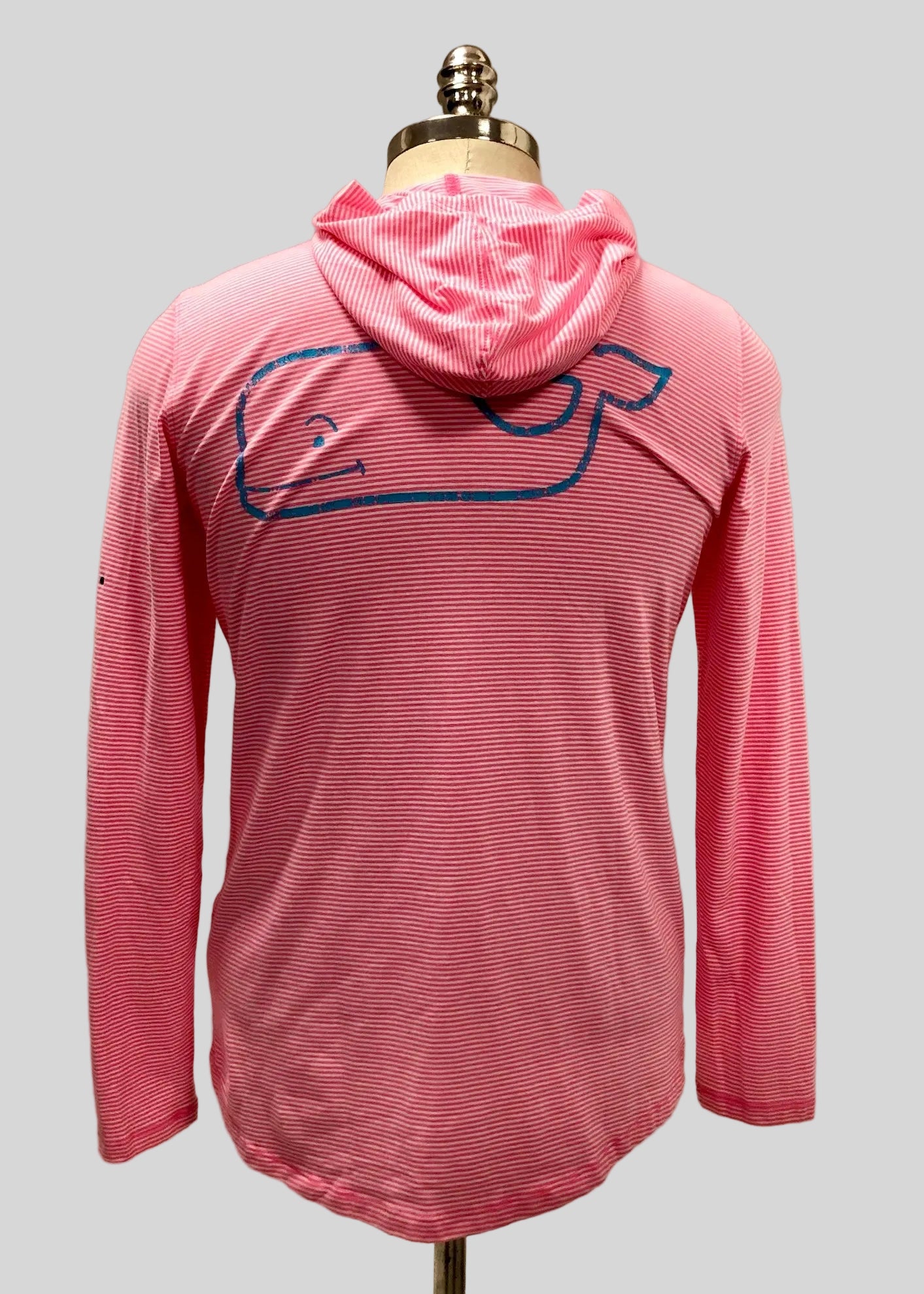 Camiseta de mujer con capucha Vineyard Vines 🐳 Tela Performance con rayas en color rosado y blanco con logo en azul Talla S Entalle Regular
