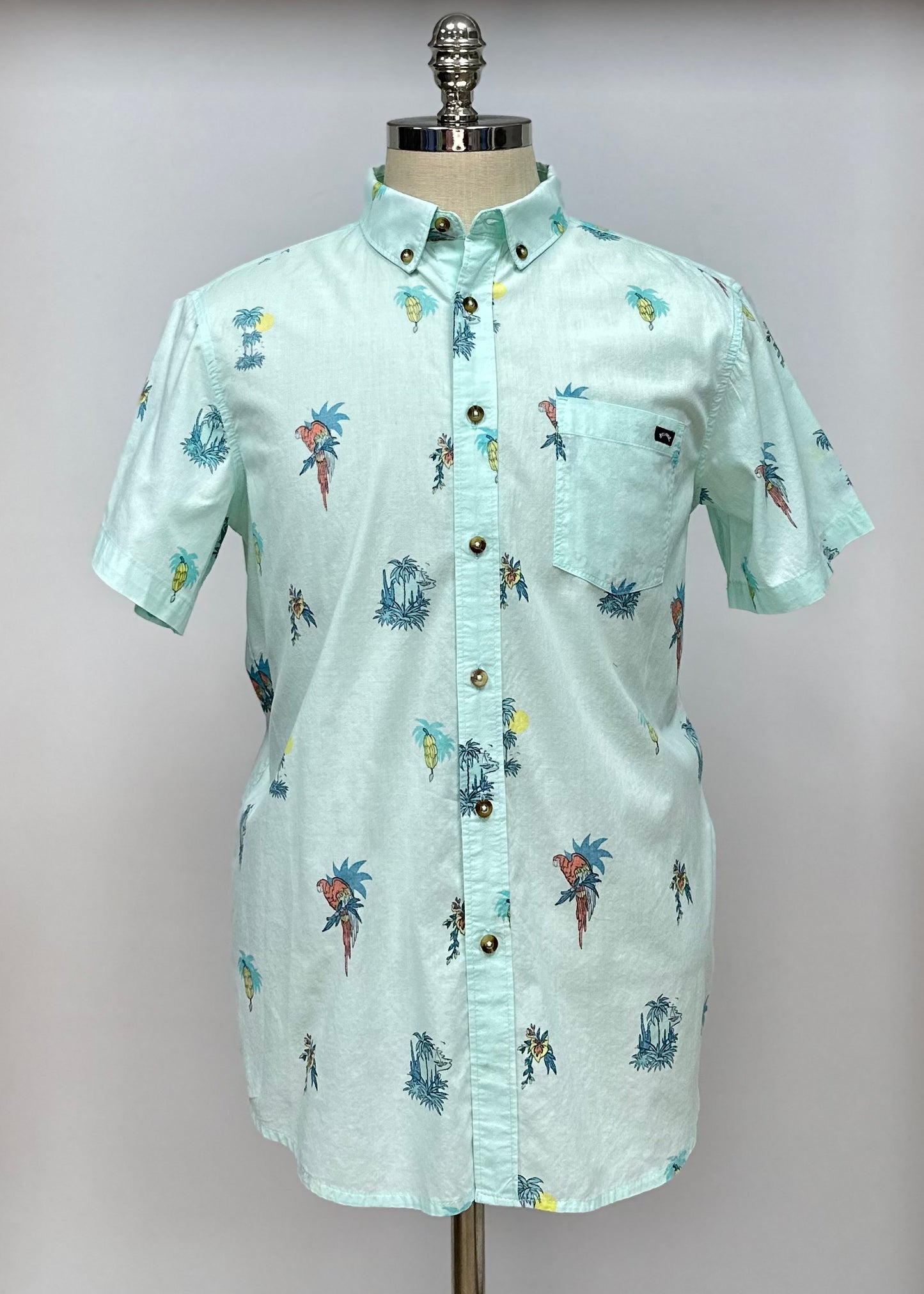 Camisa de botones Billabong 🏄🏽‍♂️ color celeste con diseño de palmeras Talla M Entalle Regular