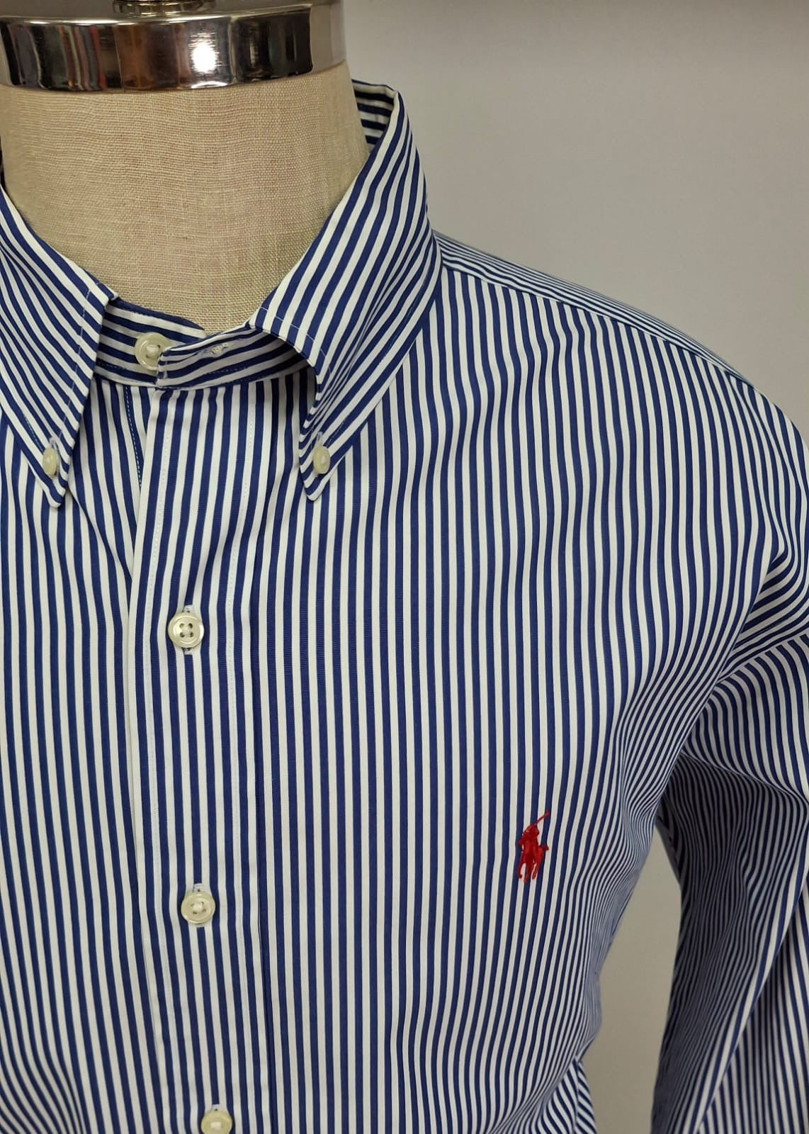 Camisa Polo Ralph Lauren 🏇🏼 color blanco con patrón de rayas en azul Talla XL Entalle Clásico