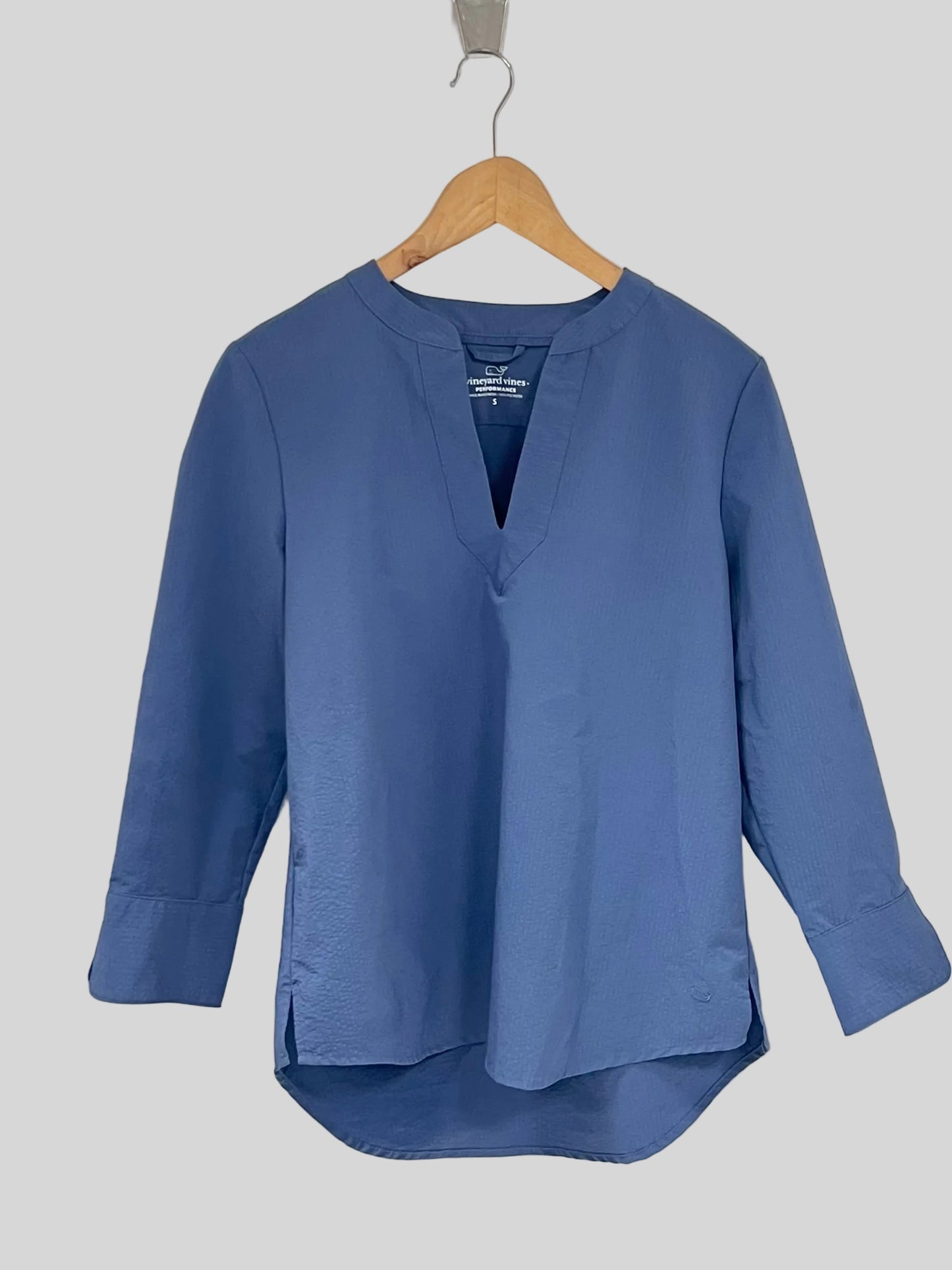 Blusa de mujer Vineyard Vines 🐳 Performance color azul grisáceo Talla S Entalle Regular