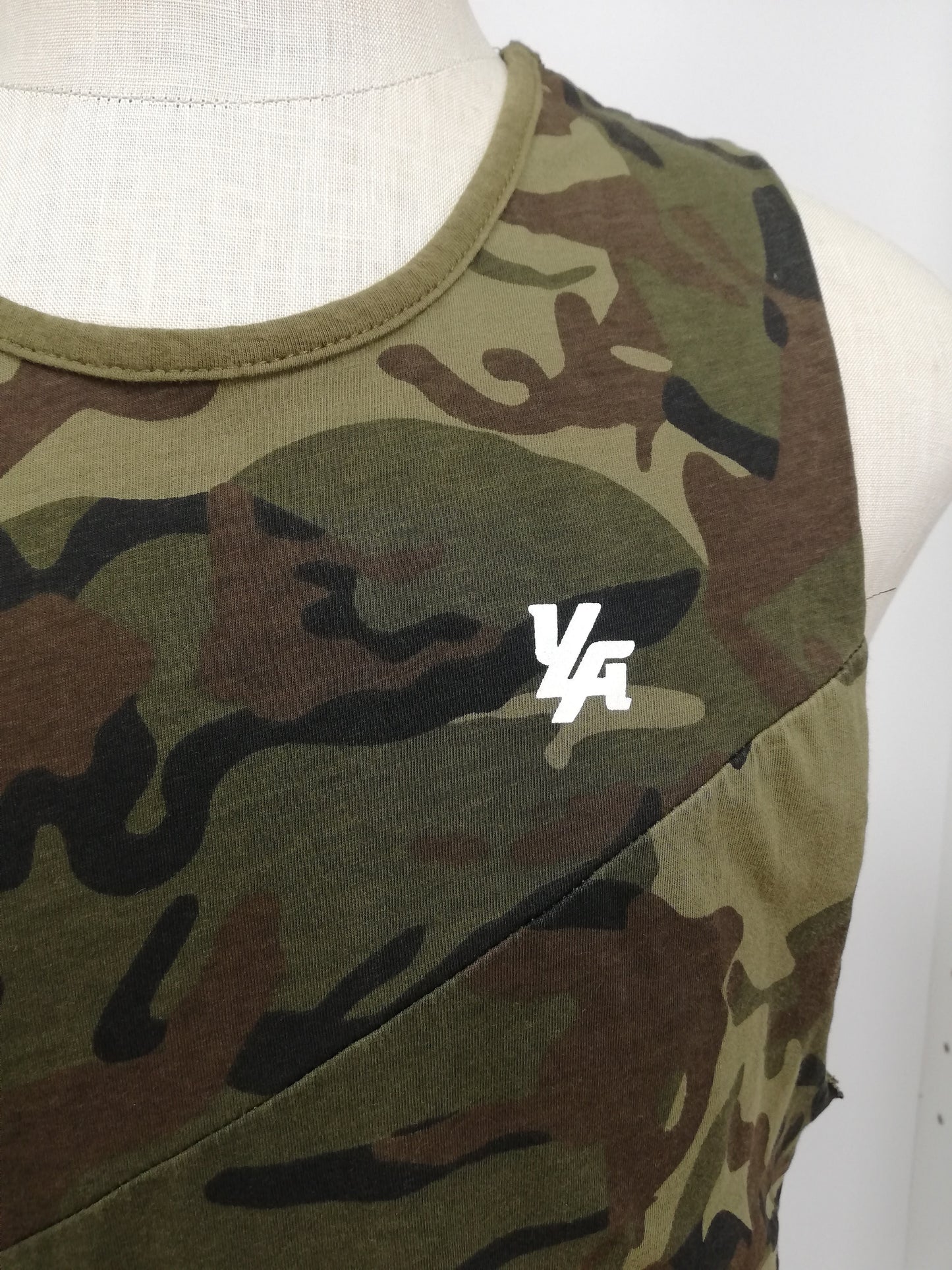 Camiseta de entrenamiento sin mangas YoungLA 🏋🏽 diseño de camuflaje en color verde oliva y logo en blanco Talla L