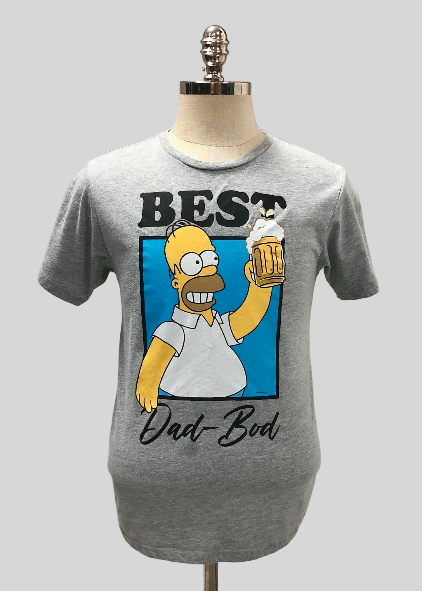 Camiseta cuello redondo The Simpsons 🍺 color gris con diseño de Homero Talla M