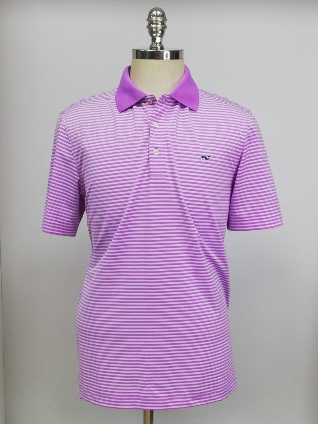 Camiseta Polo Vineyard Vines 🐳 Performance con patron de rayas en morado y blanco Talla M Entalle Regular