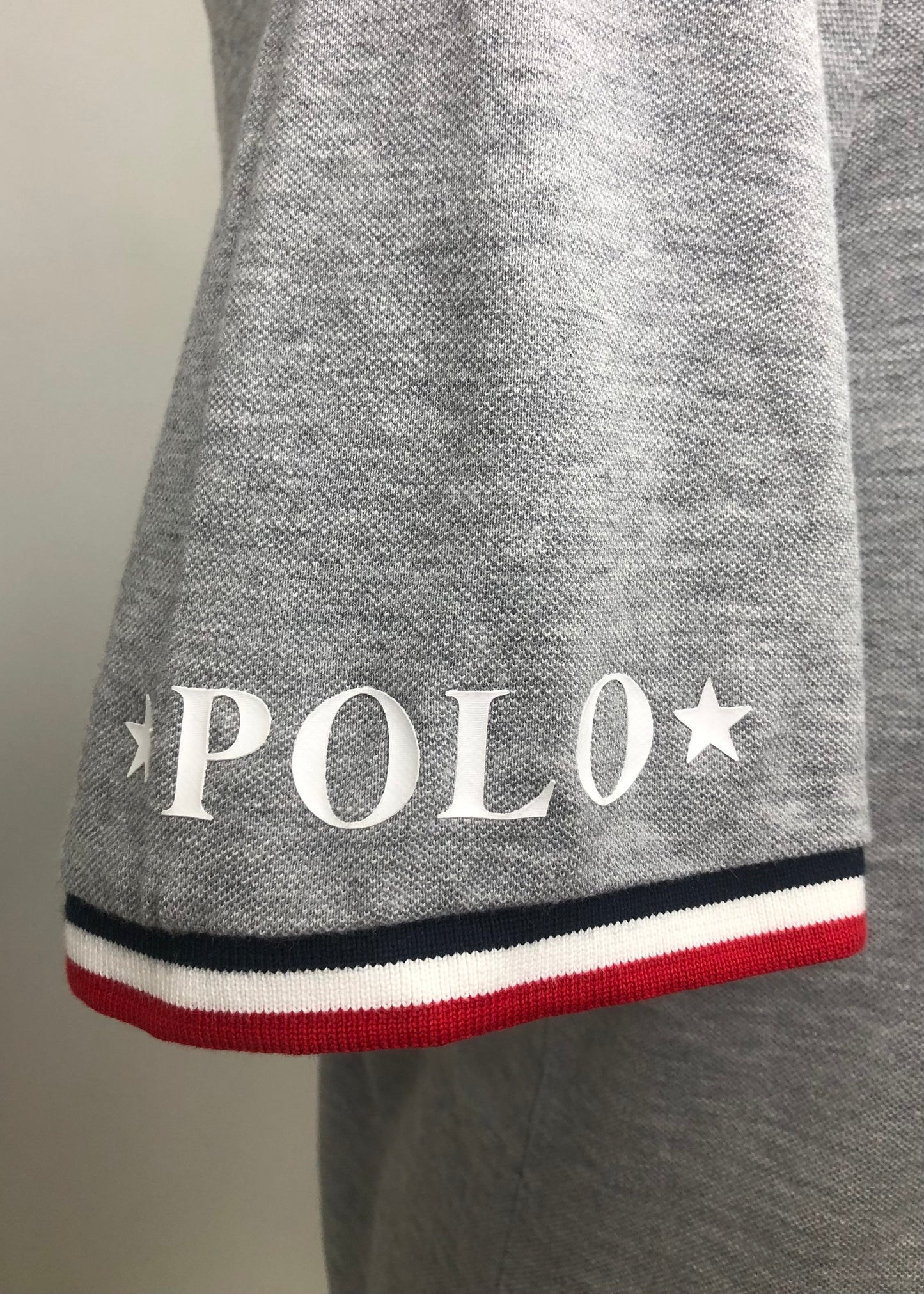 Camiseta Polo Ralph Lauren 🏇🏼 color gris claro con diseño de cuello y manga Talla L Entalle Clásico