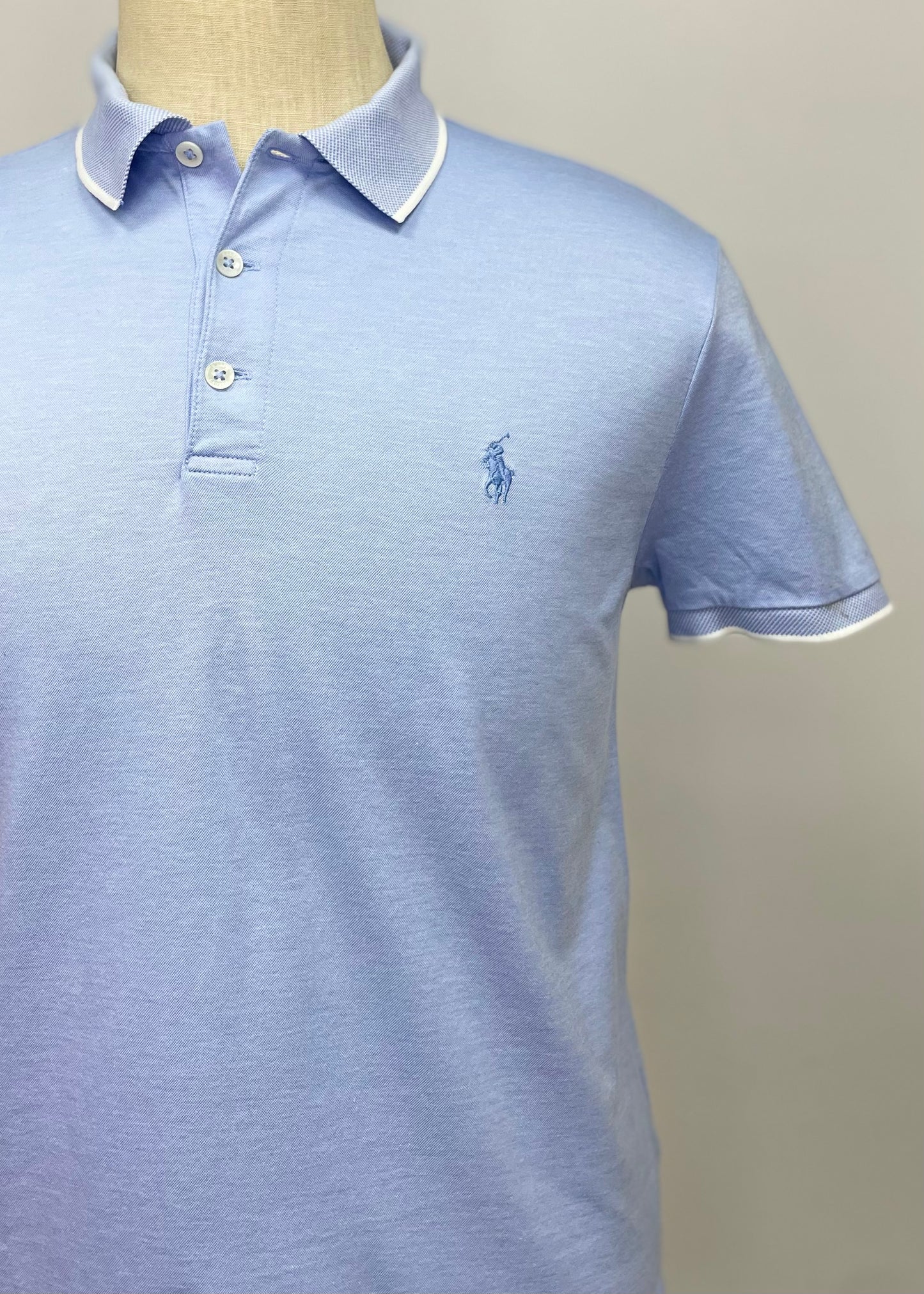 Camiseta Polo Ralph Lauren 🏇🏼 color celeste con diseño de cuello y manga en blanco Talla M Custom Slim Fit