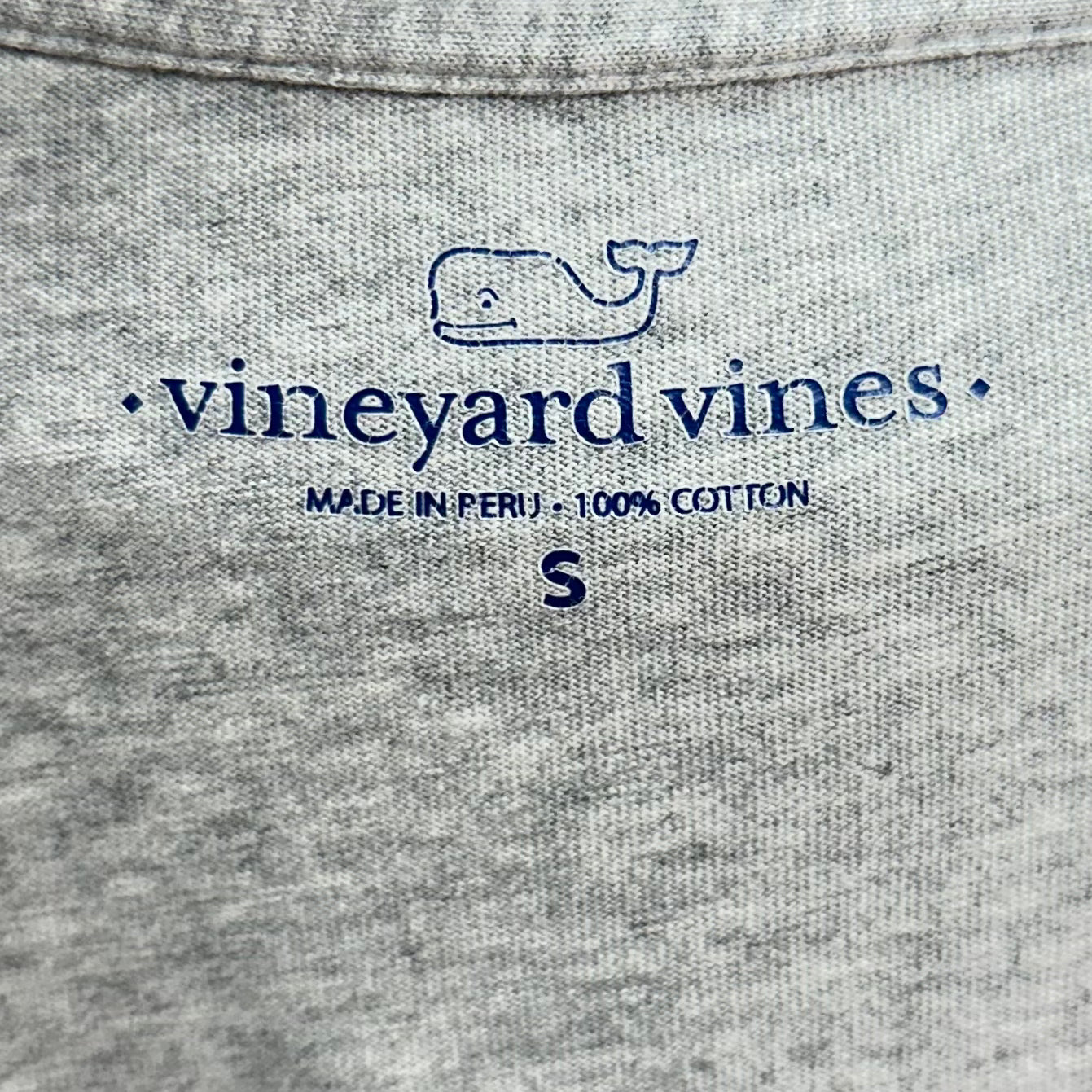 Camiseta de bolsillo Vineyard Vines 🐳 color gris con Diseño de navidad Talla Small