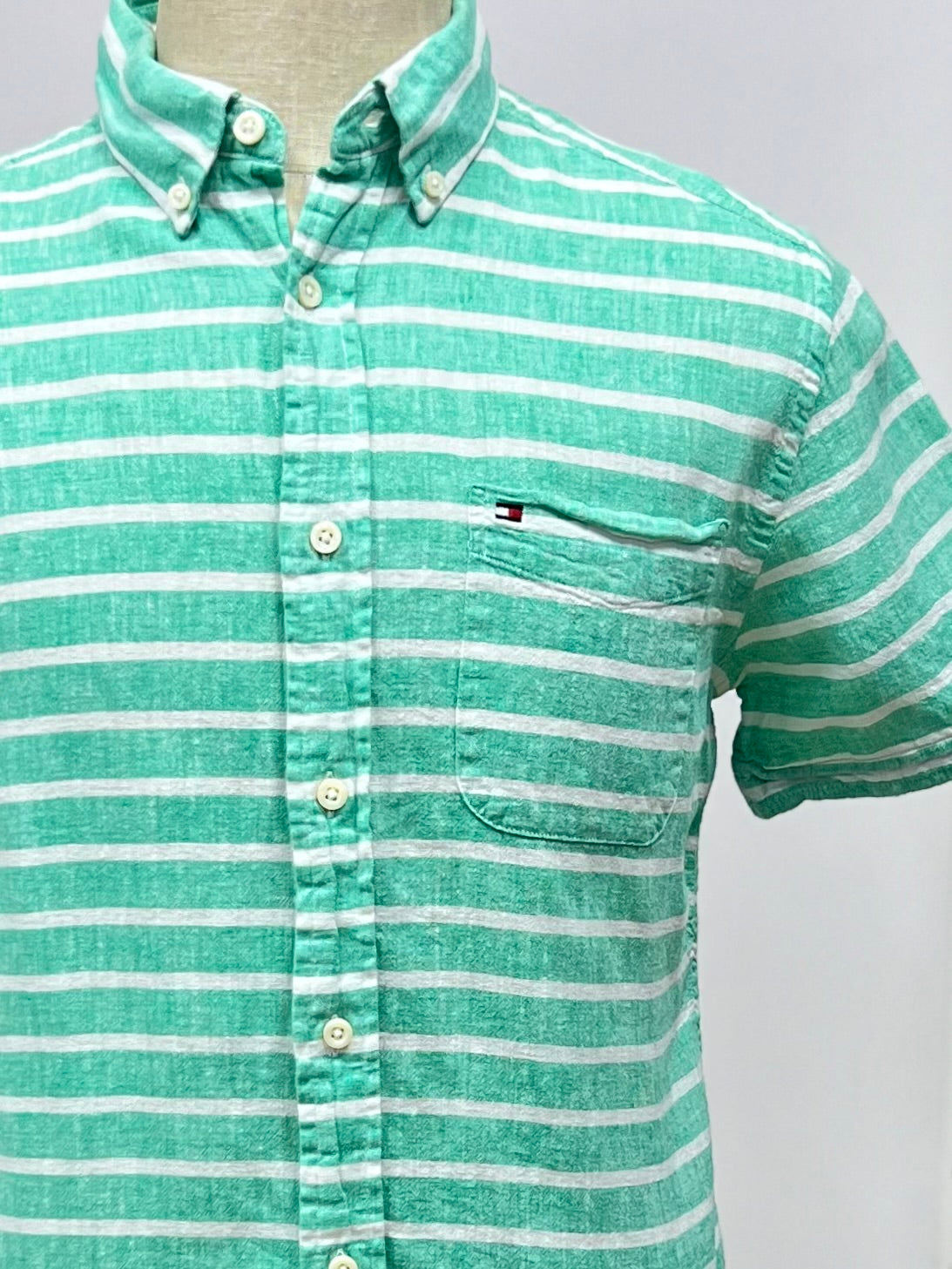 Camisa de botones Tommy Hilfiger 🇺🇸 de lino de rayas en color verde y blanco Talla M Entalle Custom Fit