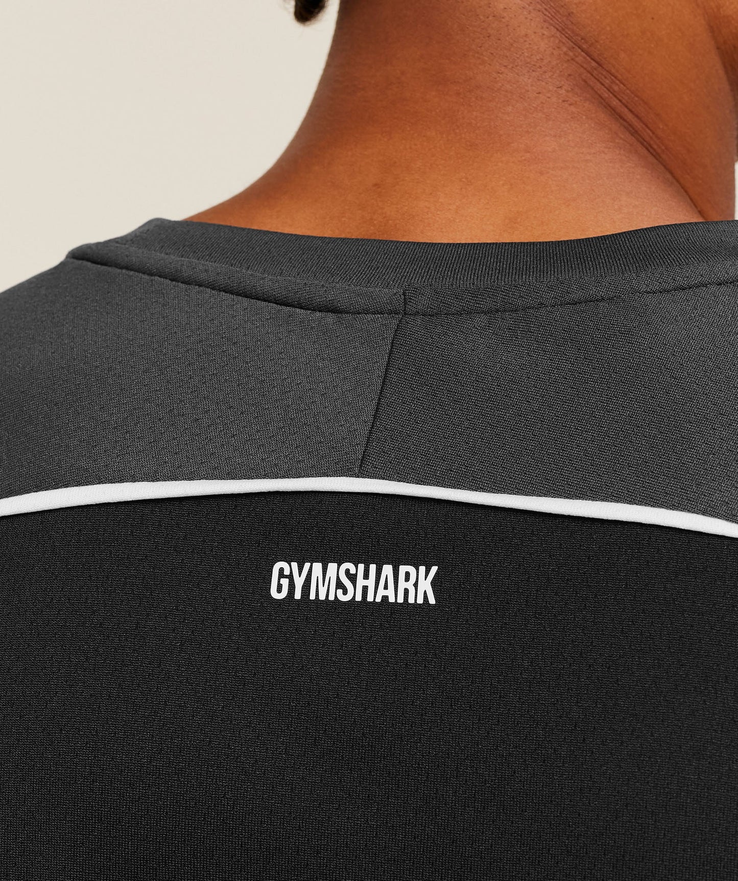 Camiseta de entrenamiento cuello redondo Gymshark 🏋🏽 color gris oscuro con líneas y logo en blanco Talla L