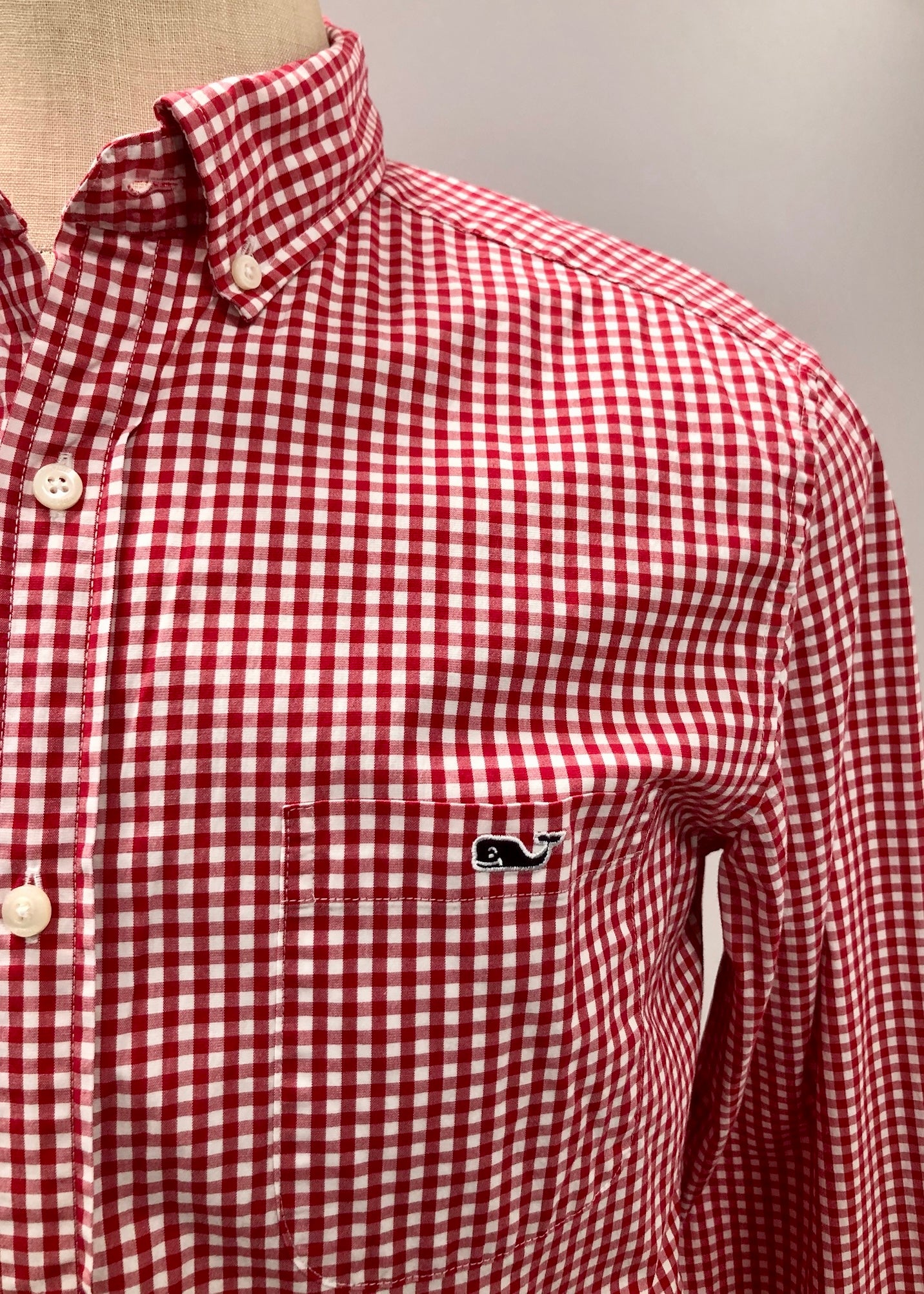 Camisa de botones Vineyard Vines 🐳 de cuadros gingham en color rojo y blanco Talla M Entalle Clásico