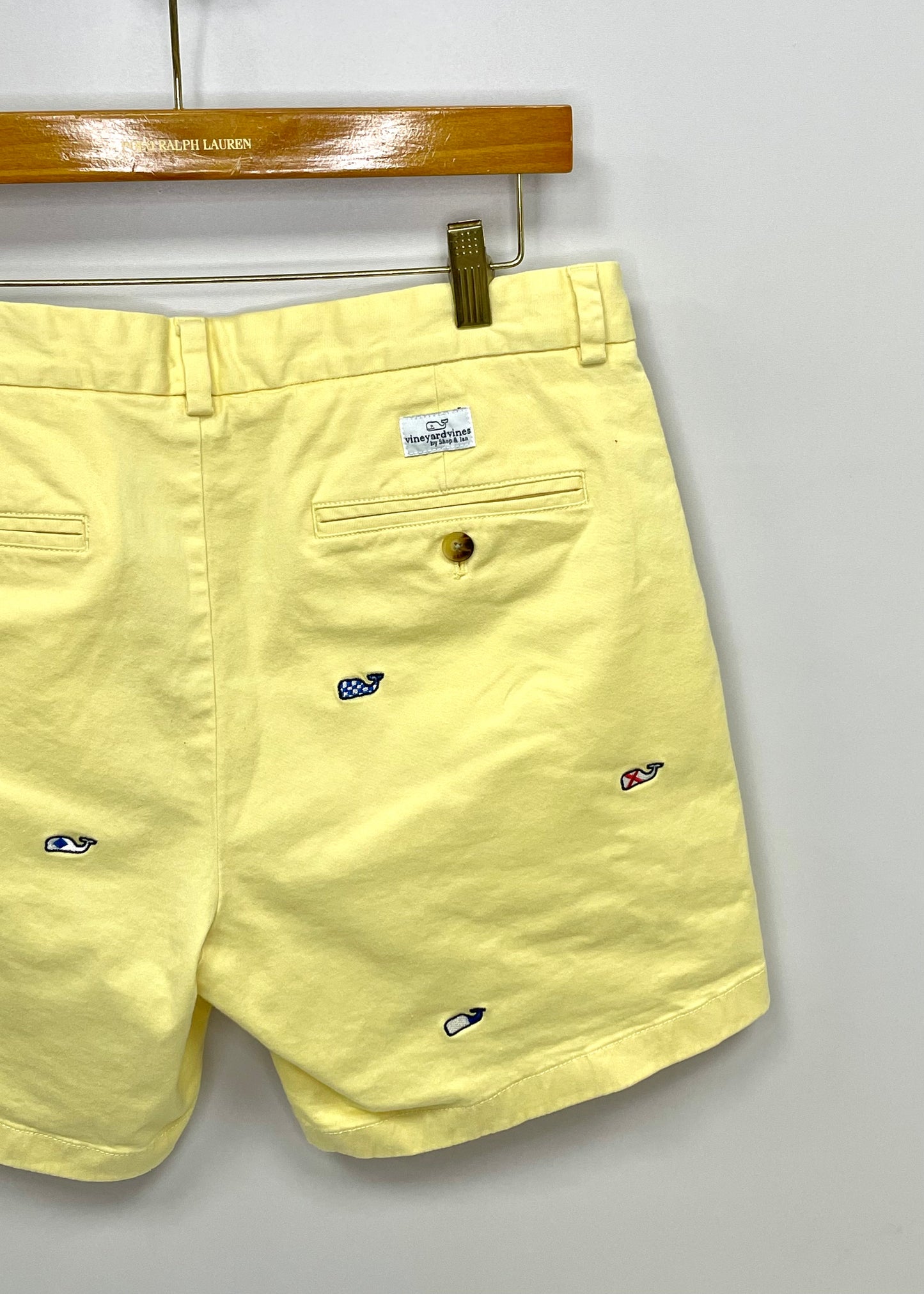 Short Casual Vineyard Vines 🐳 color amarillo con diseño de ballenas talla 32