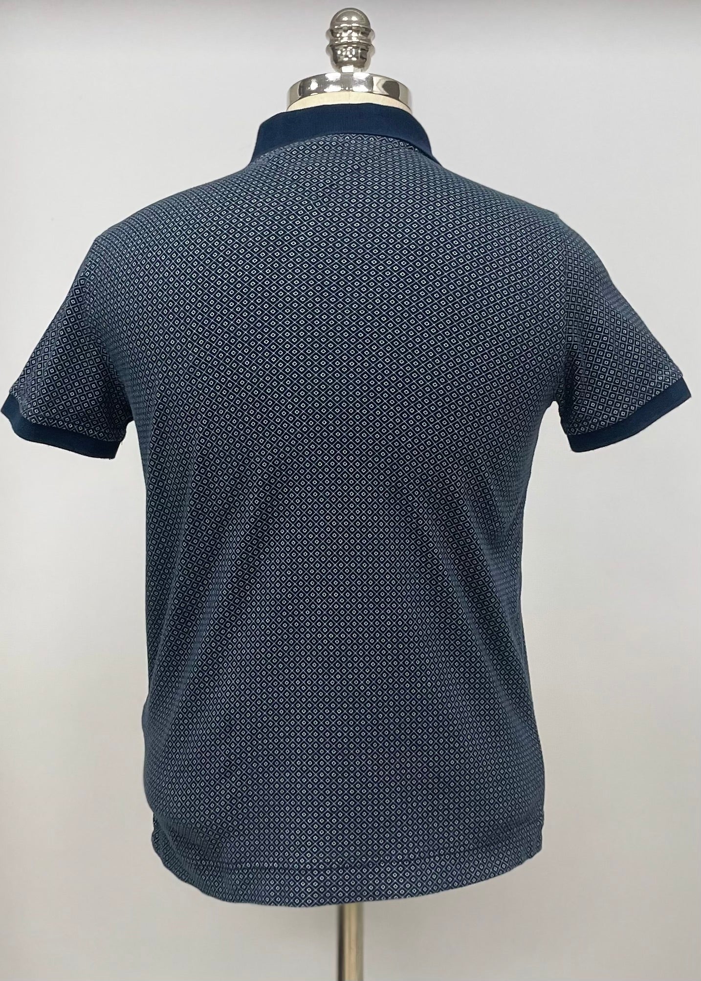 Camiseta Polo Tommy Hilfiger 🇺🇸 color azul navy con diseño de tríptico en color blanco Talla M Slim Fit