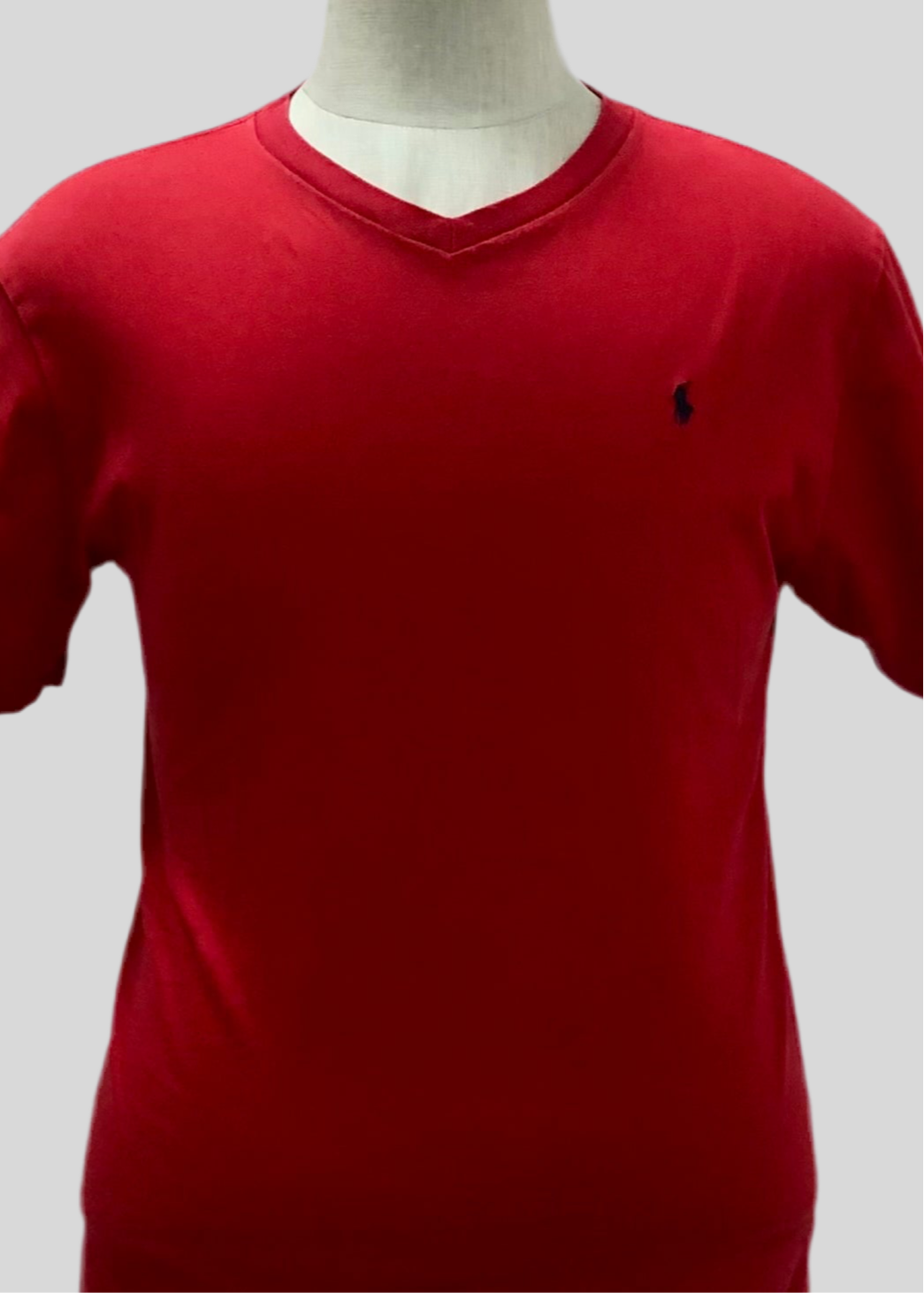 Camiseta cuello V de niño Ralph Lauren 🏇🏼  color rojo y logo en color azul navy Talla XL (18-20) Entalle Regular (ver descripción)